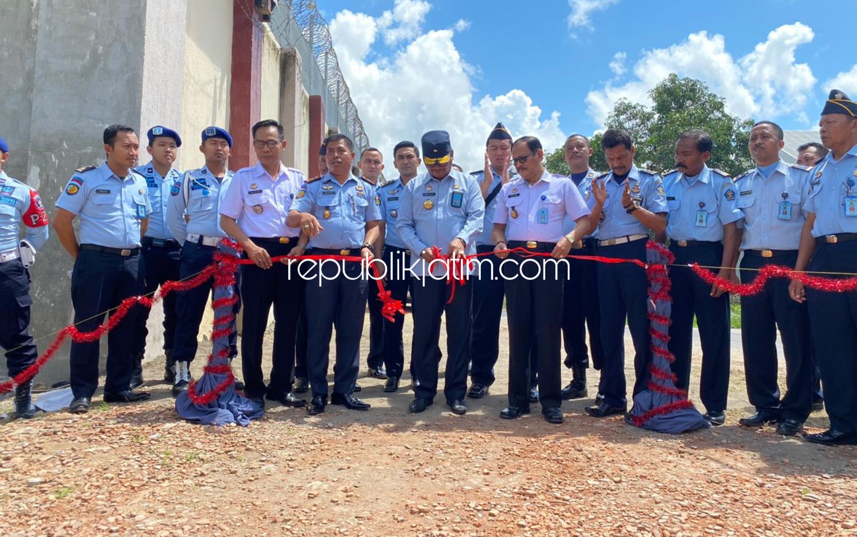 ARAHAN - Krismono saat memberi penguatan dan pengarahan kepada seluruh jajaran Lapas Pamekasan didampingi Kadivpas Pargiyono, rombongan disambut langsung Kepala Lapas Pamekasan Hanafi, Selasa (17/03/2020).