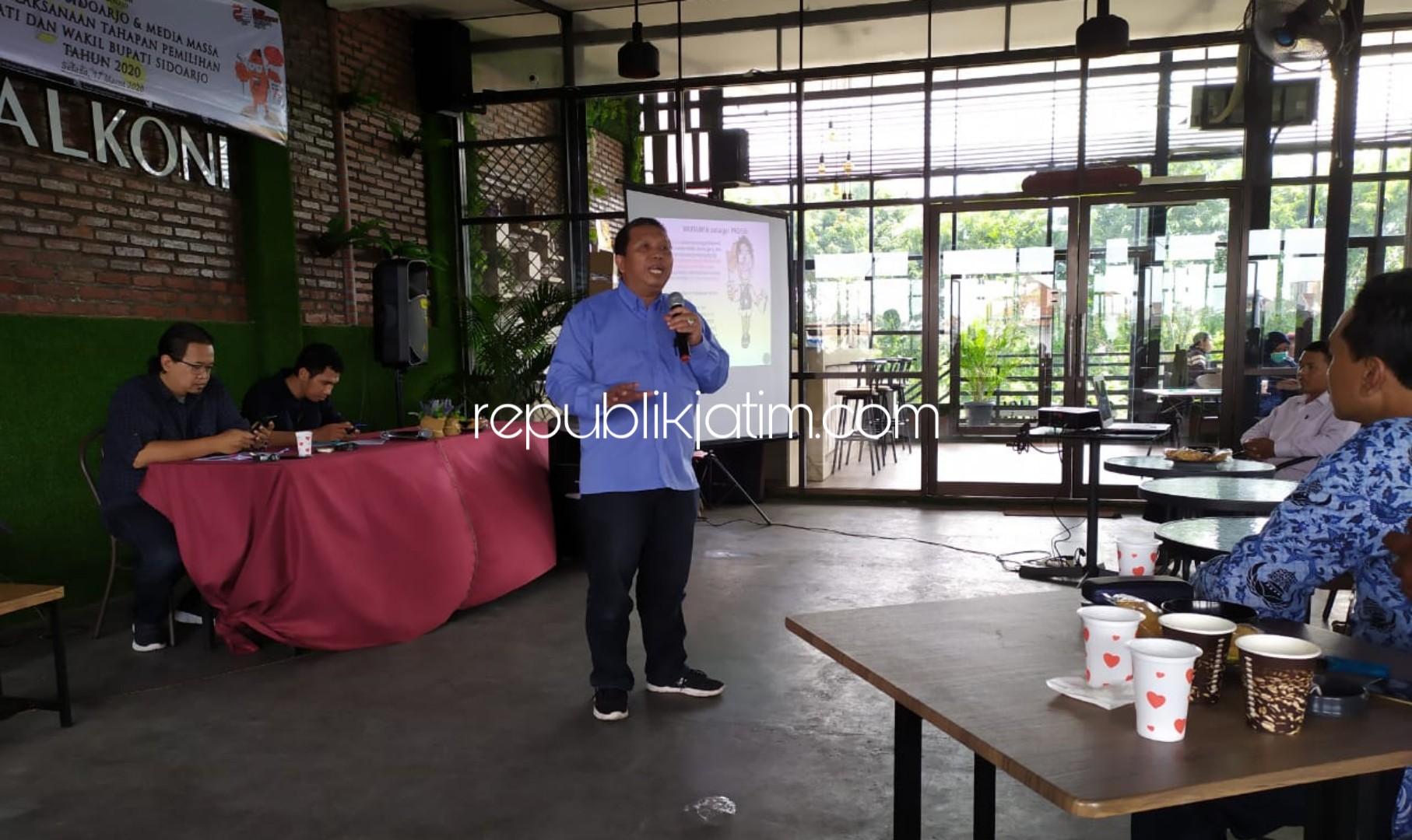 SOSIALISASI - Pengurus PWI Jatim, Joko Tetuko menyayangkan pembatasan iklan saat penetapan pasangan Cabup dan Cawabup Sidoarjo lantaran bisa mengebiri kebebasan pers dalam acara Media Gathering di Balkoni Kafe, Sidoarjo, Selasa (17/03/2020).