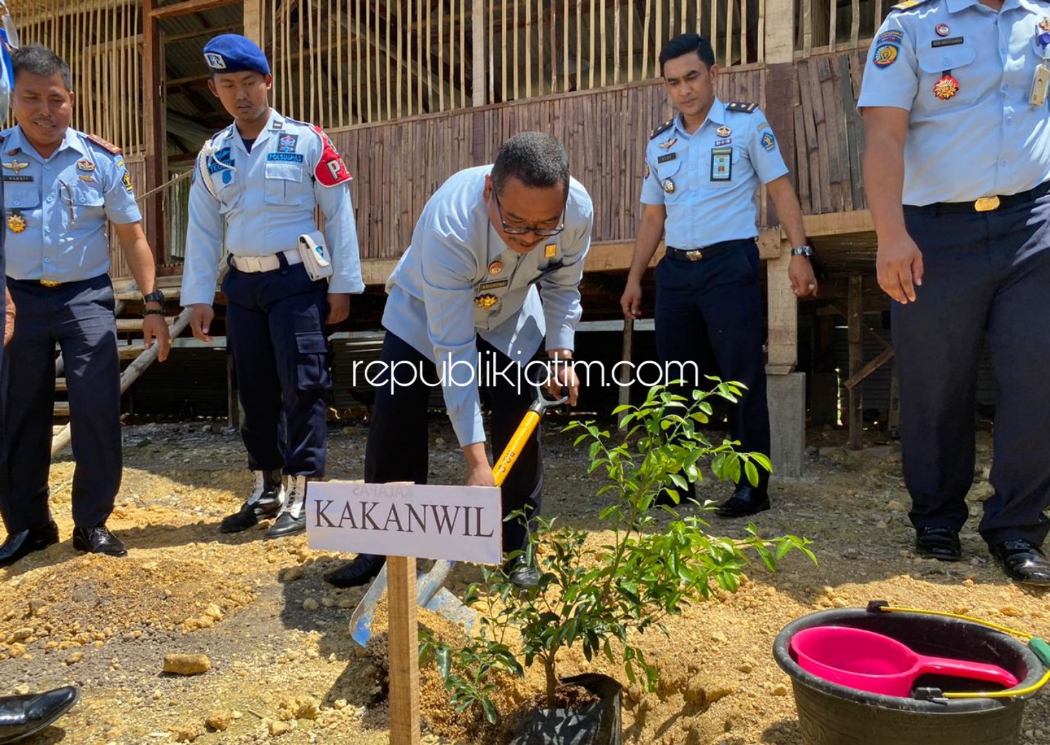 TANAM - Kakanwil Kemenkumham Jatim, Krismono menanam pohon sebagai tanda mendukung Lapas Kelas IIA Pamekasan menciptakan Sarana Asimilasi dan Edukasi (SAE) bertema Nato (Napi Tobat) Farm Camp di lahan belakang Lapas, Selasa (17/03/2020).