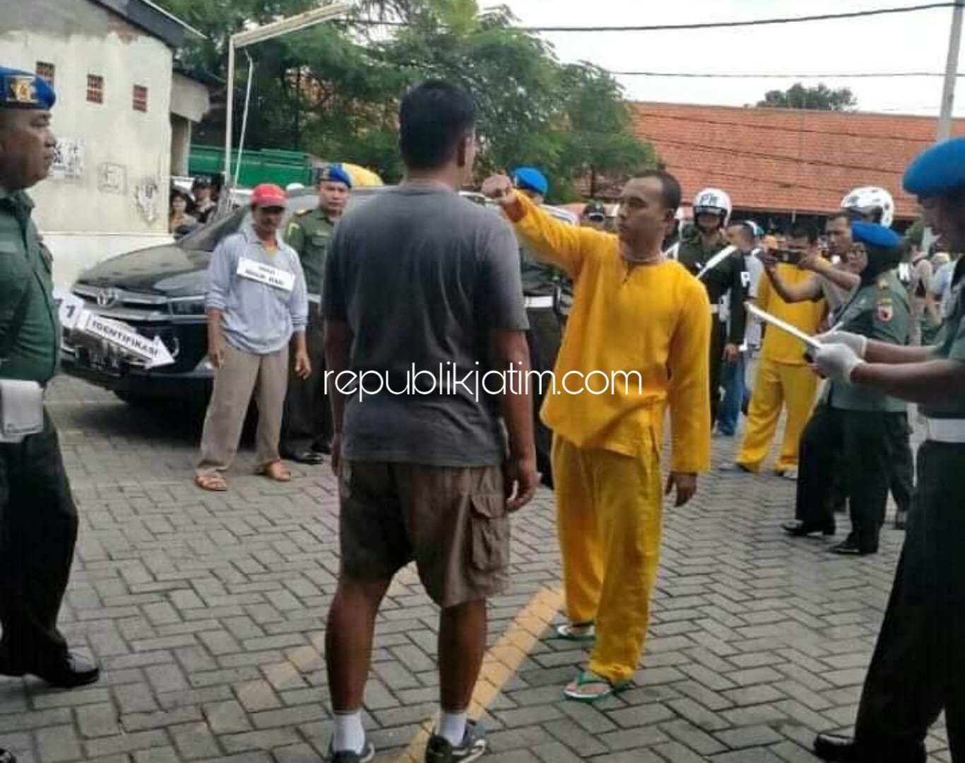 REKONSTRUKSI - Tiga tersangka penganiayaan yang menyebabkan korban Andre Firmansyah (24) tewas usai dikeroyok di depan Indomaret Desa/Kecamatan Wonoayu, Sidoarjo yang digelar penyidik Pomdam/V Brawijaya, Selasa (17/03/2020).