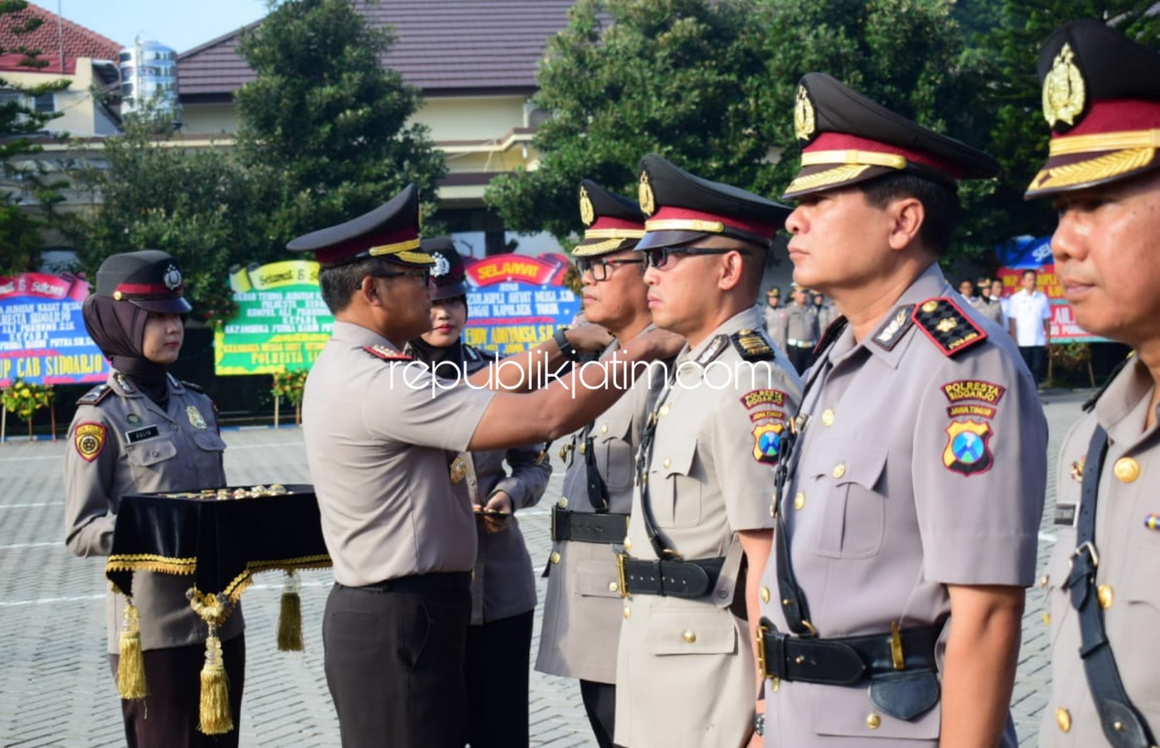 SERTIJAB - Kapolresta Sidoarjo Kombes Pol Sumardji memimpin sertijab untuk Kasat Reskrim, Kasat Binman dan Kasat Sabhara serta Kapolsek Porong di halaman Polresta Sidoarjo, Selasa (17/03/2020).