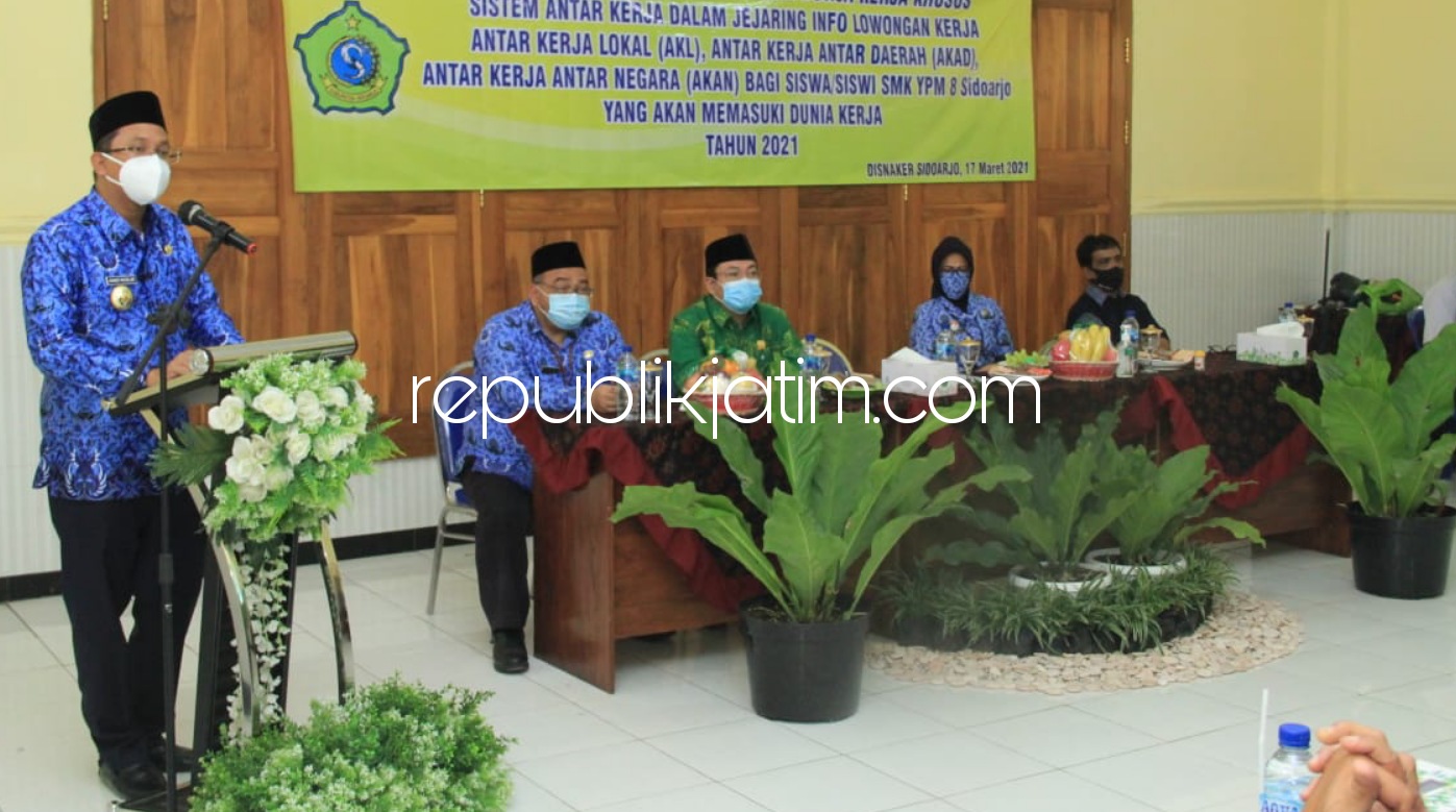 BURSA - Bupati Sidoarjo, Ahmad Muhdlor Ali (Gus Muhdlor) membuka acara Sosialisasi Bursa Kerja Khusus (BKK) di SMK YPM 8 Sarirogo, Kecamatan/Kabupaten Sidoarjo, Rabu (17/03/2021).