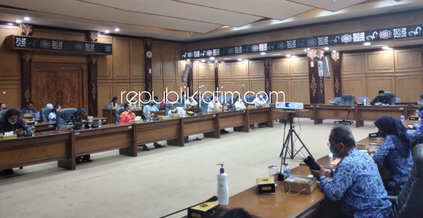 WADUL - Sejumlah perwakilan seniman Sidoarjo wadul ke Komisi D DPRD Sidoarjo menuntut adanya kelonggaran untuk mengikuti pentas karena pendapatannya minim selama pandemi Covid-19, Rabu (17/03/2021). 