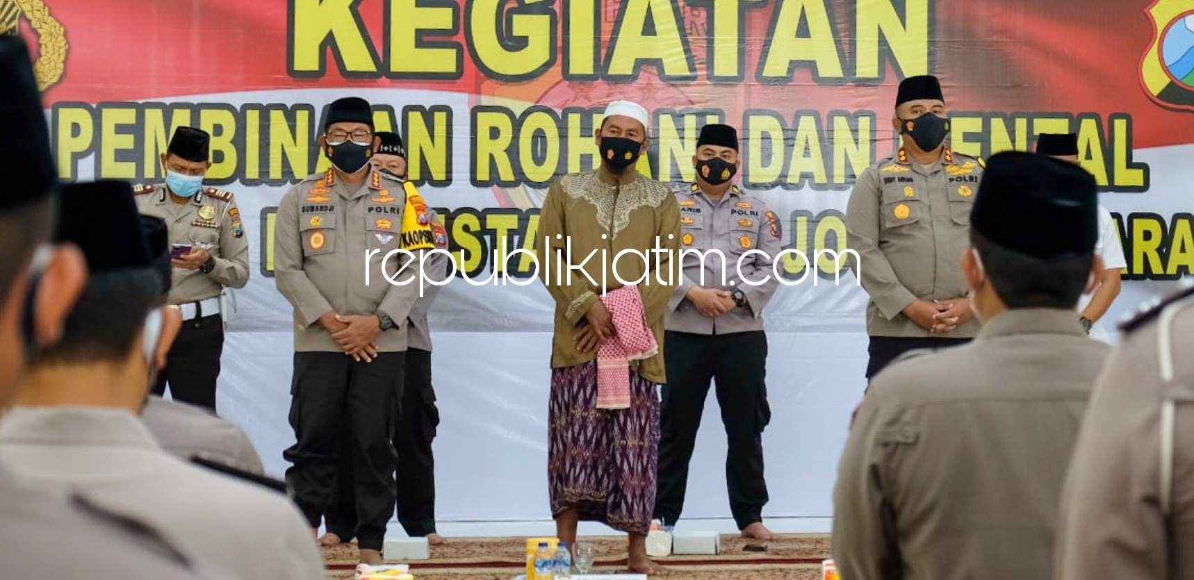 SHOLAWAT - Kapolresta Sidoarjo Kombespol Sumardji memimpin acara peringatan Isra' Mi'raj Nabi Muhammad SAW 1442 Hijriyah dengan menggelar pengajian dan pembacaan Shalawat Nabi di Gedung Serbaguna Polresta Sidoarjo, Kamis (18/03/2021).