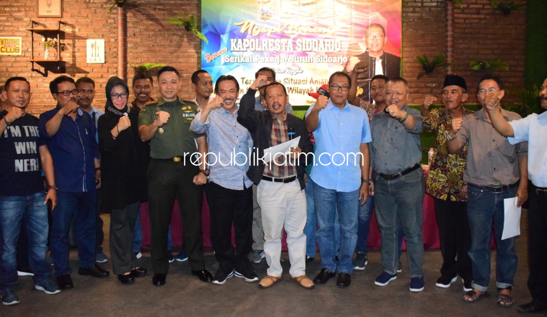 BARENG - Kapolresta Sidoarjo, Kombes Pol Sumardji dan Forkopimda Ngopi Bareng para buruh di Balkoni Cafe, Sidoarjo memutuskan membatalkan rencana aksi para buruh, Selasa (17/03/2020) malam.