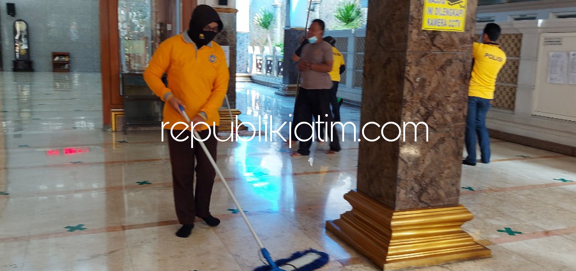 BAKSOS - Dalam rangka memperingati Isra Mi’raj 1442 Hijriyah para personel Polsek Gedangan menggelar kegiatan Bakti Sosial membersihkan lingkungan Masjid Al Hidayah Gedangan, Sidoarjo, Kamis (18/03/2021).