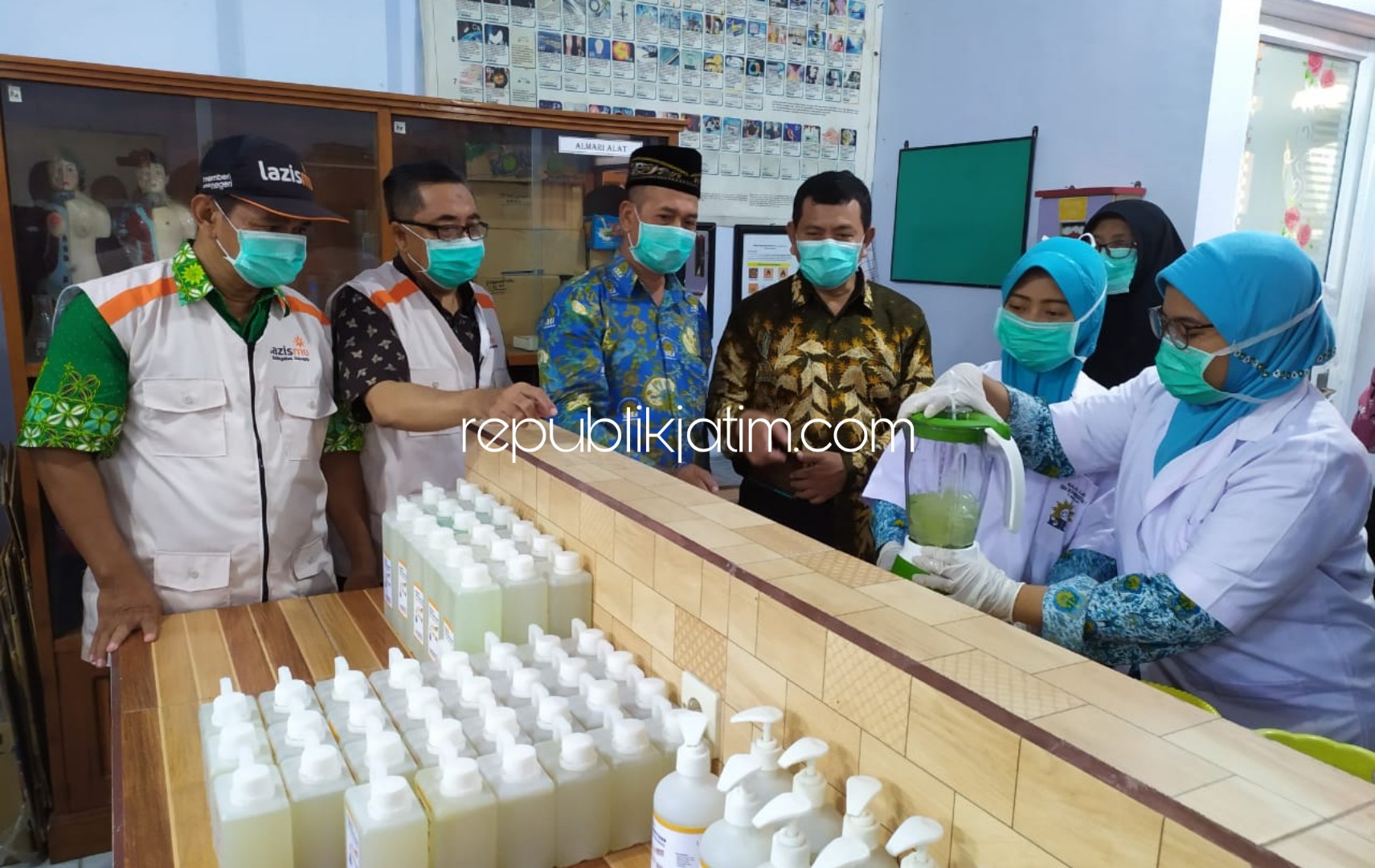 PRODUKSI - Delapan siswi Smamita Sidoarjo memproduksi hand sanitizer di ruang laboratorium disaksikan Pimpinan Daerah Muhammadiyah (PDM) dan Kepala Smamita serta para guru untuk dibagikan ke lingkungan sekitar, Kamis (19/03/2020).