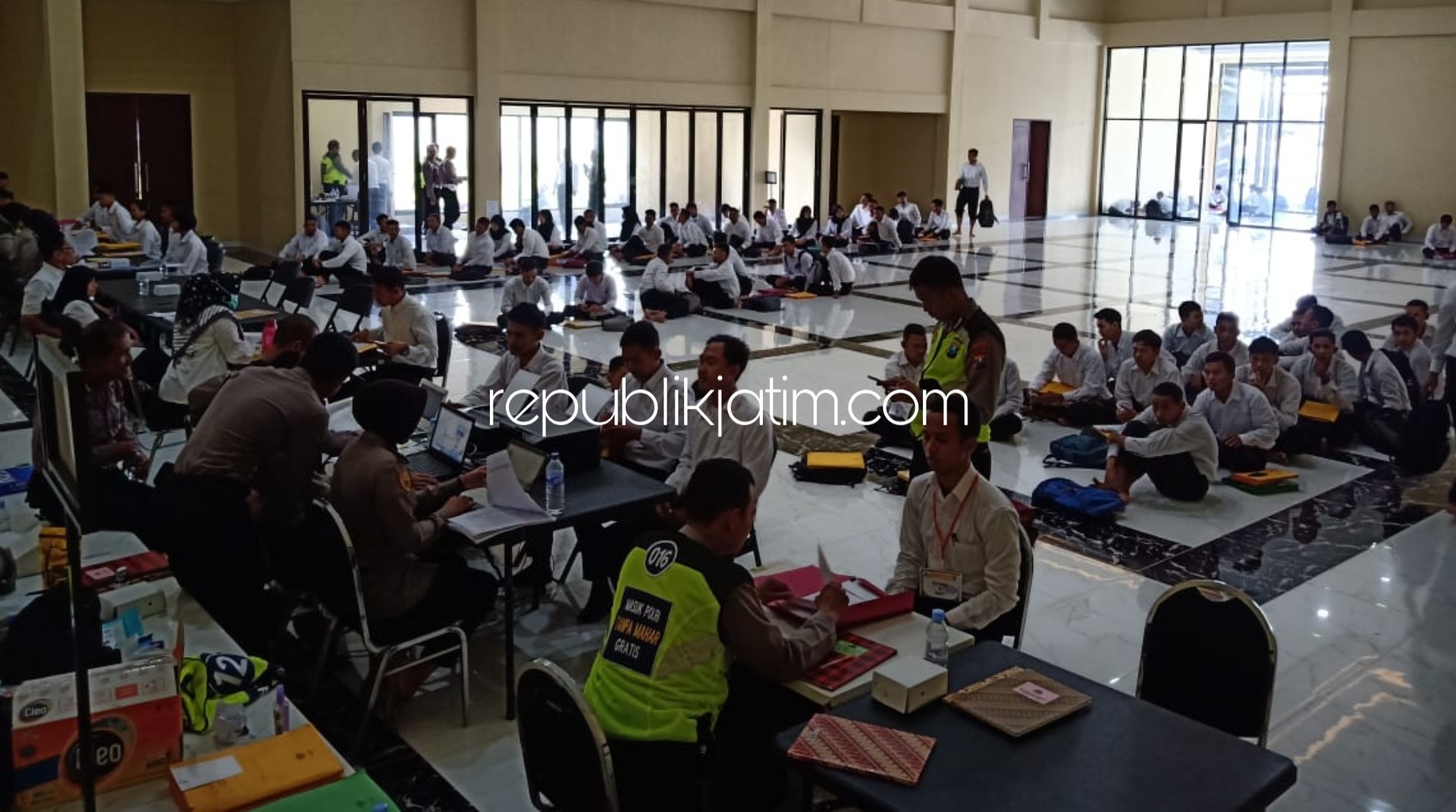 TINGGI - Sebanyak 488 pendaftar Polri memadati Aula Mako Polresta Sidoarjo Jalan Cemengkalang, Sidoarjo, Kamis (19/03/2020).