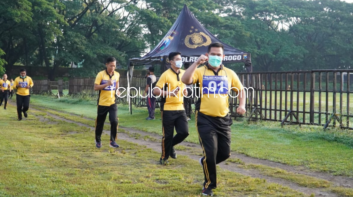 TES - Kapolres Ponorogo, AKBP Mochammad Nur Azis memimpin Tes Kesamaptaan Jasmani (TKJ) di Stadion Bathoro Katong (BK) Ponorogo, Jumat (19/03/2021).