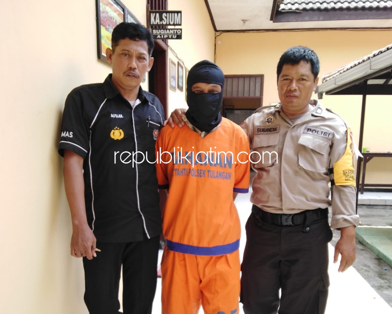 DIKELER - Tersangka pencurian hand Phone (HP), Supriadi (tengah) didampingi Kanit Humas Polsek Tulangan Ipda M Fujul digelandang petugas, Senin (18/03/2019).