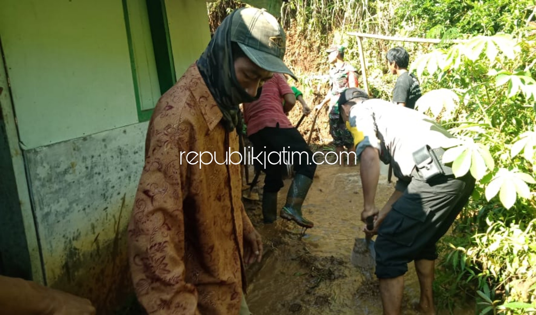 LONGSOR - Rumah milik Sarijem (55) warga Desa Bareng, Kecamatan Pudak, Ponorogo rusak diterjang longsor, Jumat (20/03/2020). 