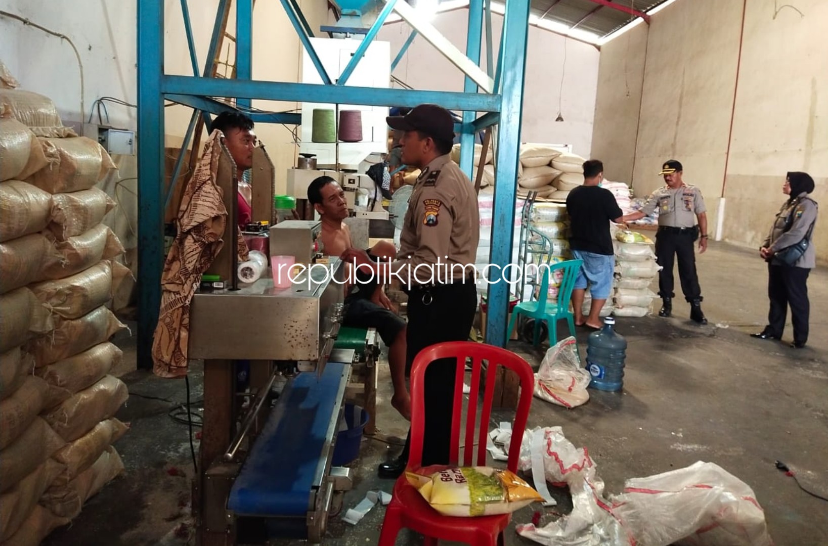 MONITORING - Sejumlah petugas Polsek Buduran menggelar pengawasan di berbagai sentra pasar, pertokoan dan gudang sembako antisipasi penimbunan, Jumat (20/03/2020).