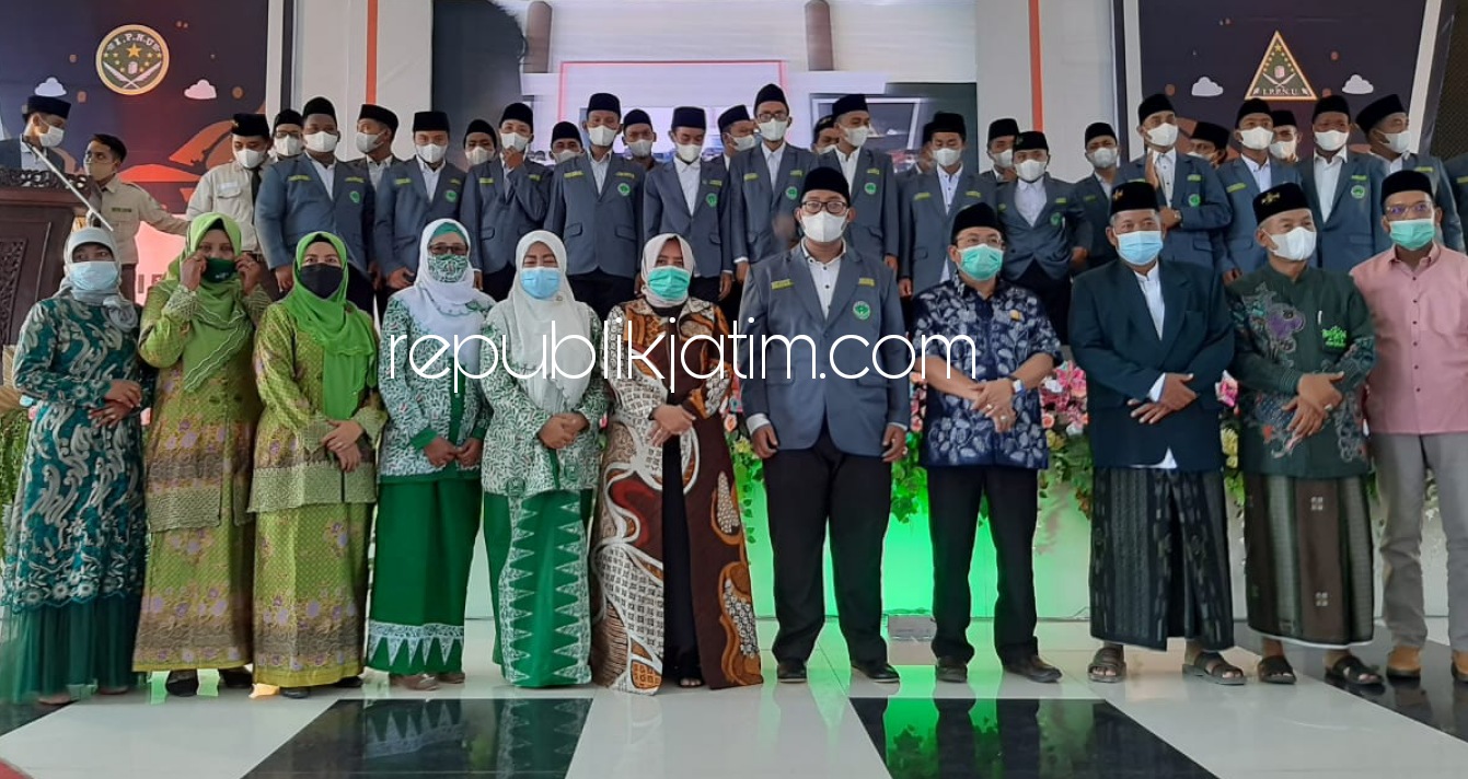 PELANTIKAN - Sejumlah Pengurus Cabang IPNU dan IPPNU Sidoarjo usai dilantik berfoto bersama Dewan Pembina Anik Maslachah, Ketua DPRD Sidoarjo Usman, Kapolsek Krian Kompol Mukhlason serta PCNU Sidoarjo di gedung Lokapala Krian, Sabtu (20/03/2021) sore.