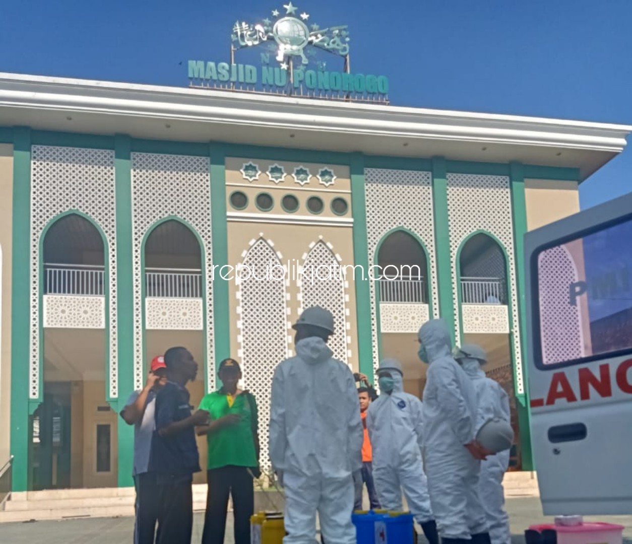SEMPROT MASJID - Petugas PMI dan Baznas menyemprot disinfektaa di Masjid NU Ponorogo untuk antisipasi penyebaran virus Corona menjelang jamaah salat Jumat, Jumat (20/03/2020).