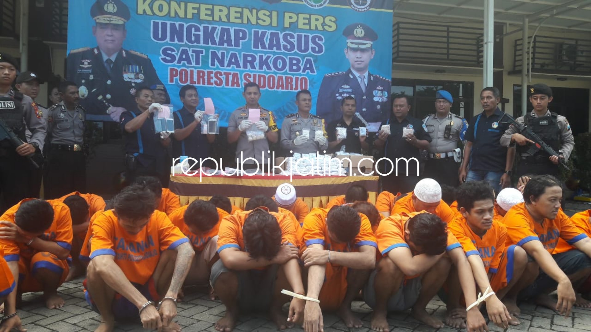 PENGEDAR - Kapolresta Sidoarjo, Kombes Pol Zain Dwi Nugroho menunjukkan barang bukti dan 26 tersangka kasus peredaran narkoba selama 2 pekan terakhir dengan jumlah pil double L mencapai 330.650 butir, Rabu (20/03/2019).
