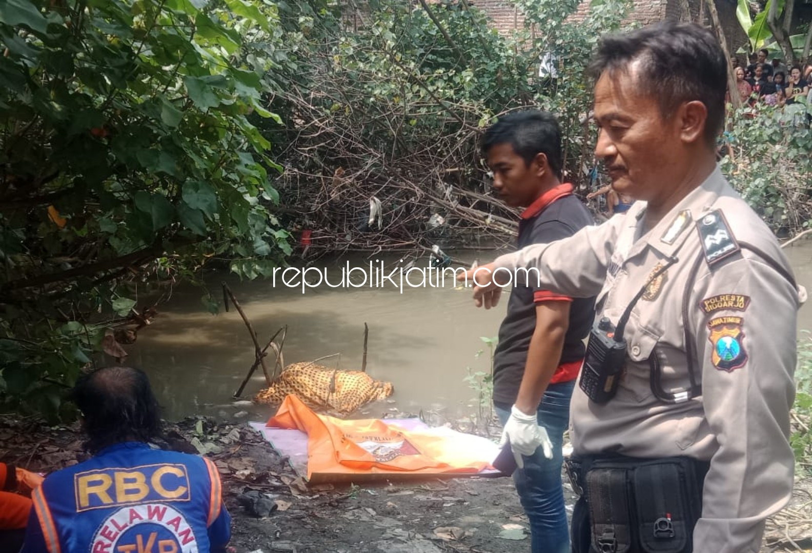 MENGAPUNG - Temu (52) janda asal Dusun Pandean, Desa Kalimati, Kecamatan Tarik ditemukan tewas mengapung di sungai Desa Temu, Kecamatan Prambon, Sidoarjo, Sabtu (21/03/2020).