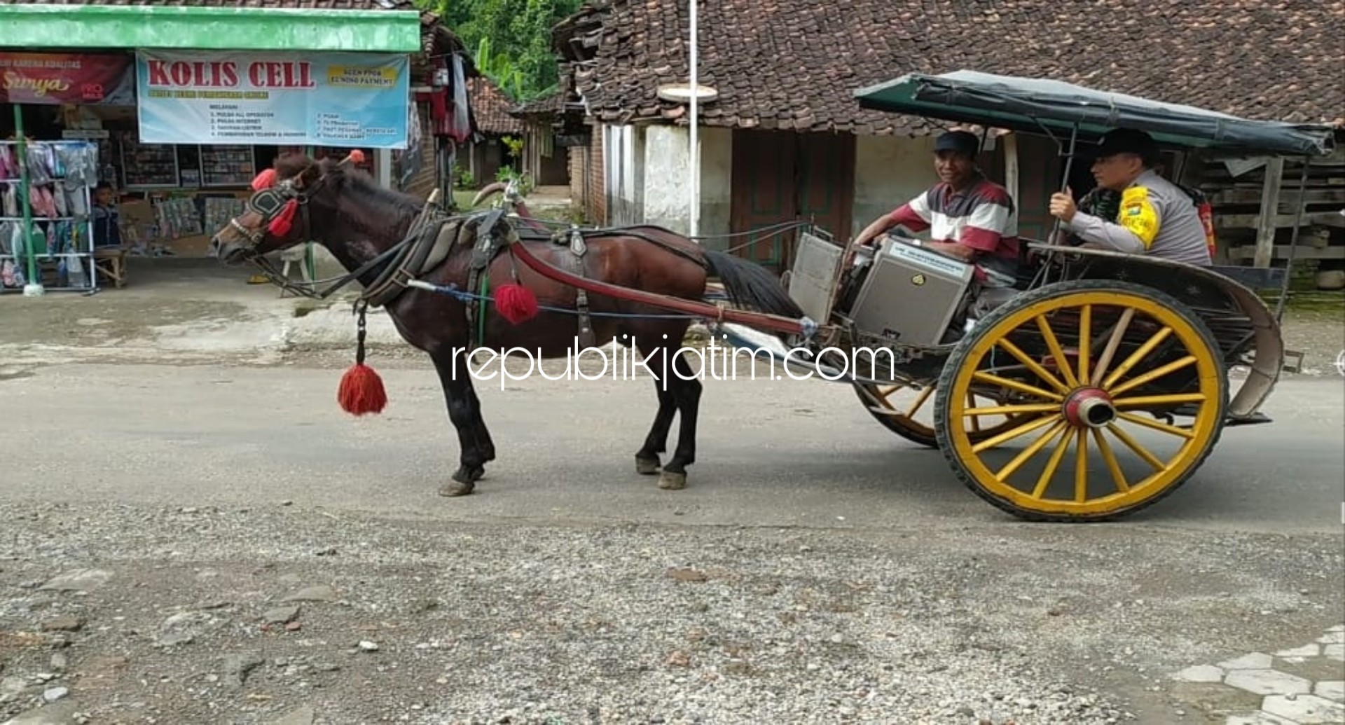 ANDONG - Sosialisasi pencegahan dan antisipasi pencegahan virus Corona yang dilakukan Bhabinkamtibmas dan Babinsa Munggu, Kecamatan Bungkal, Ponorogo jadi perhatian warga karena naik andong, Sabtu (21/03/2020).