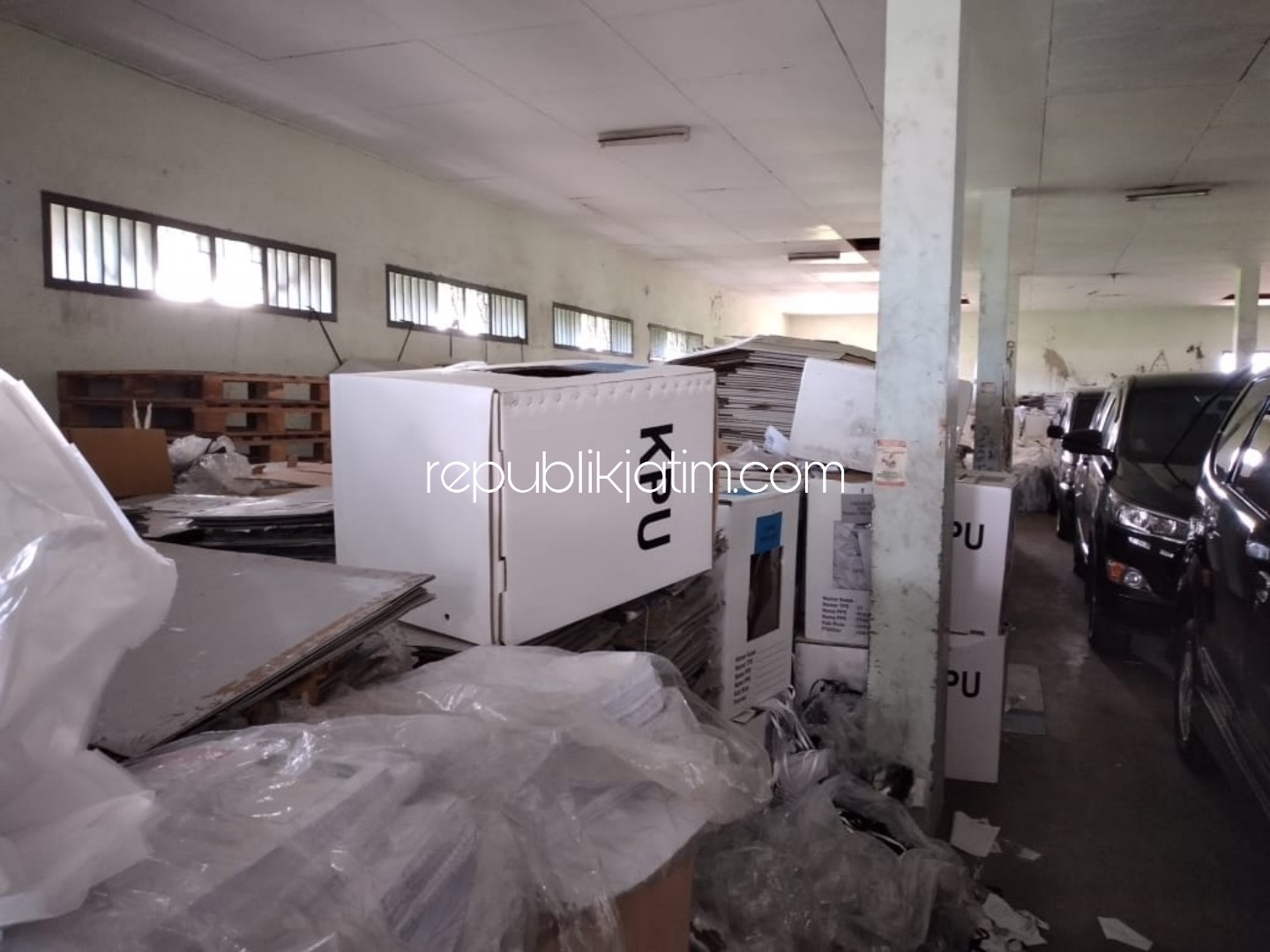 SISA - Tumpukan kotak suara berbahan kardus yang masih tersisa dari proses Pemilu Tahun 2019 lalu diamankan di gudang KPU Sidoarjo, Sabtu (21/03/2020).