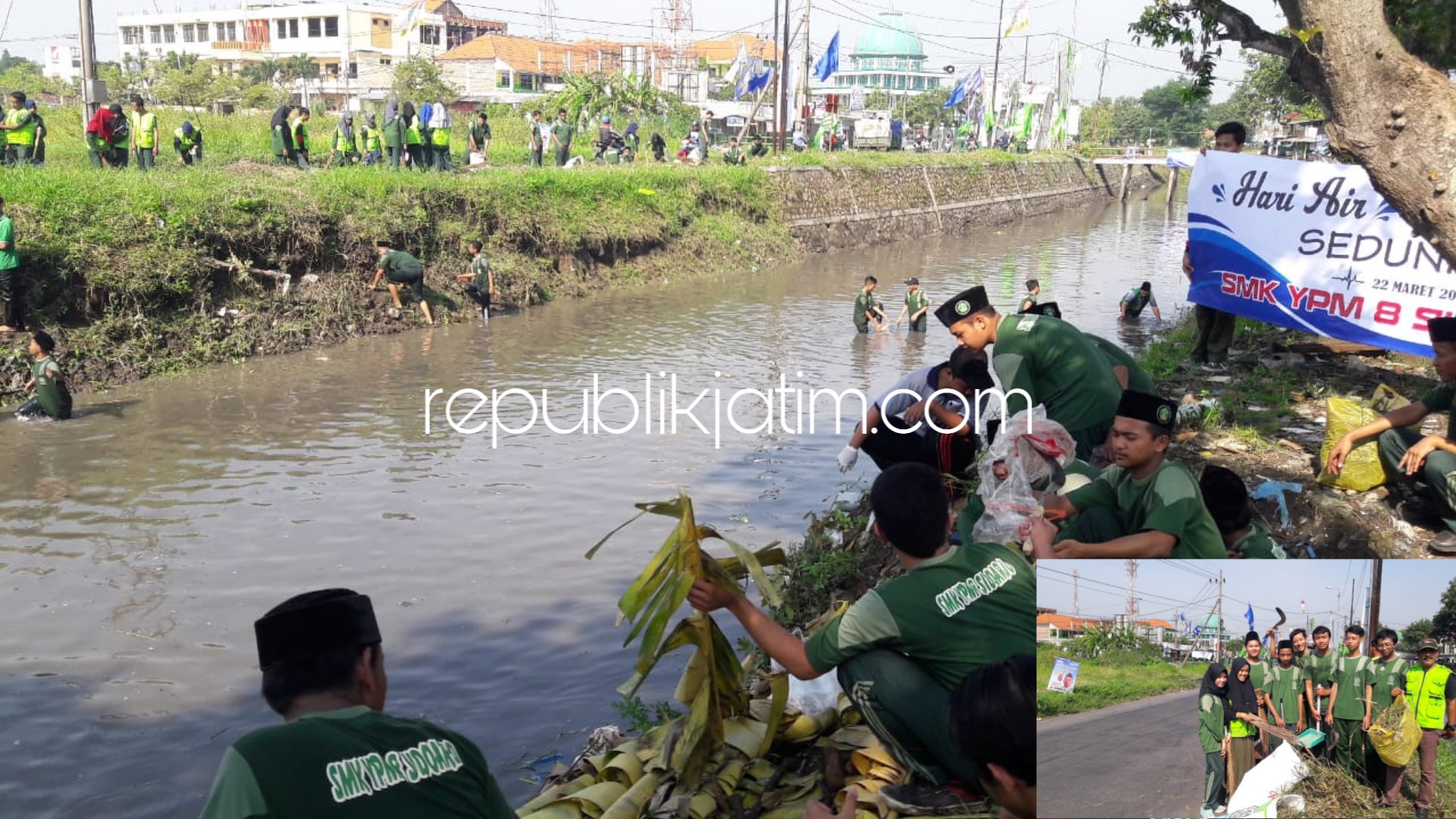 BERSIHKAN SUNGAI - Ribuan siswa siswi dan kalangan guru SMK YPM 8 Sidoarjo Desa Sarirogo, Kecamatan Sidoarjo memperingati Hari Air Seduni dengam cara membersihkan sungai dan memunguti sampah di pinggiran jalan raya, Jumat (22/03/2019).