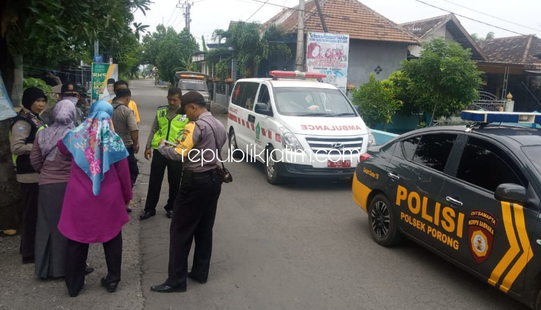 KOMPAK - Tim gabungan Puskesmas Porong, Polsek, Koramil, dan Satpol PP memberikan sosialisasi pencegahan virus Corona (Covid-19), Sabtu (21/03/2020).