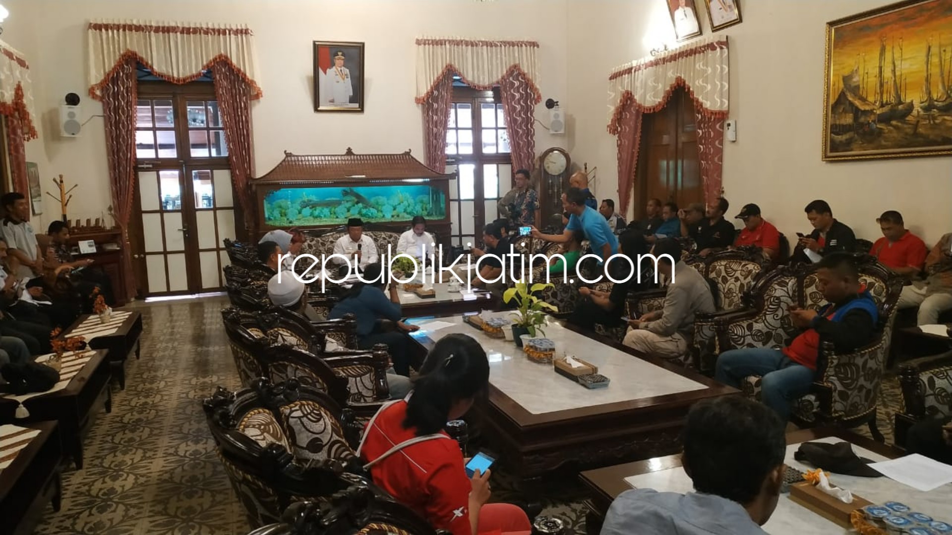 KETERANGAN - Bupati Sidoarjo, Saiful Ilah didampingi Wabup Sidoarjo, Nur Ahmad Syaifuddin memberikan keterangan pers terkait pelaksanaan Sidoarjo Delta Carnival di Pendopo Delta Wibawa, Jumat (22/03/2019).