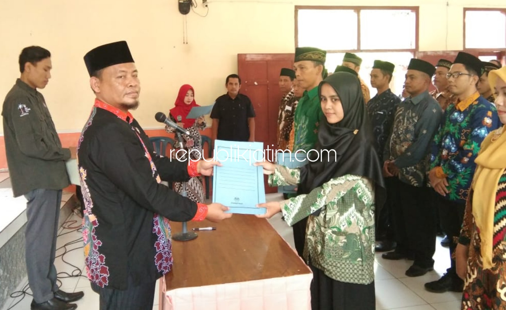 PELANTIKAN - Ketua KPU Ponorogo, Munajat memimpin pembacaan Pakta Integritas dan Penyerahan SK ke PPS terpilih di aula Kecamatan Siman, Ponorogo, Minggu (22/03/2020).