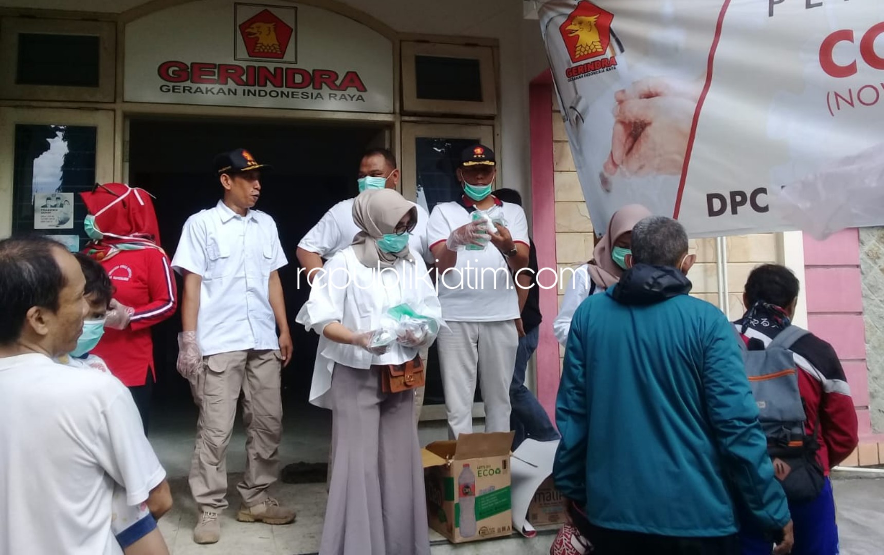 BAGI-BAGI - Ketua DPC Partai Gerindra, Kayan dan inisiator Mimik Idayana membagikan ratusan masker dan hand sanitizer kepada warga secara gratis di Kantor DPC Gerindra JL Ponti, Sidoarjo, Minggu (22/03/2020).
