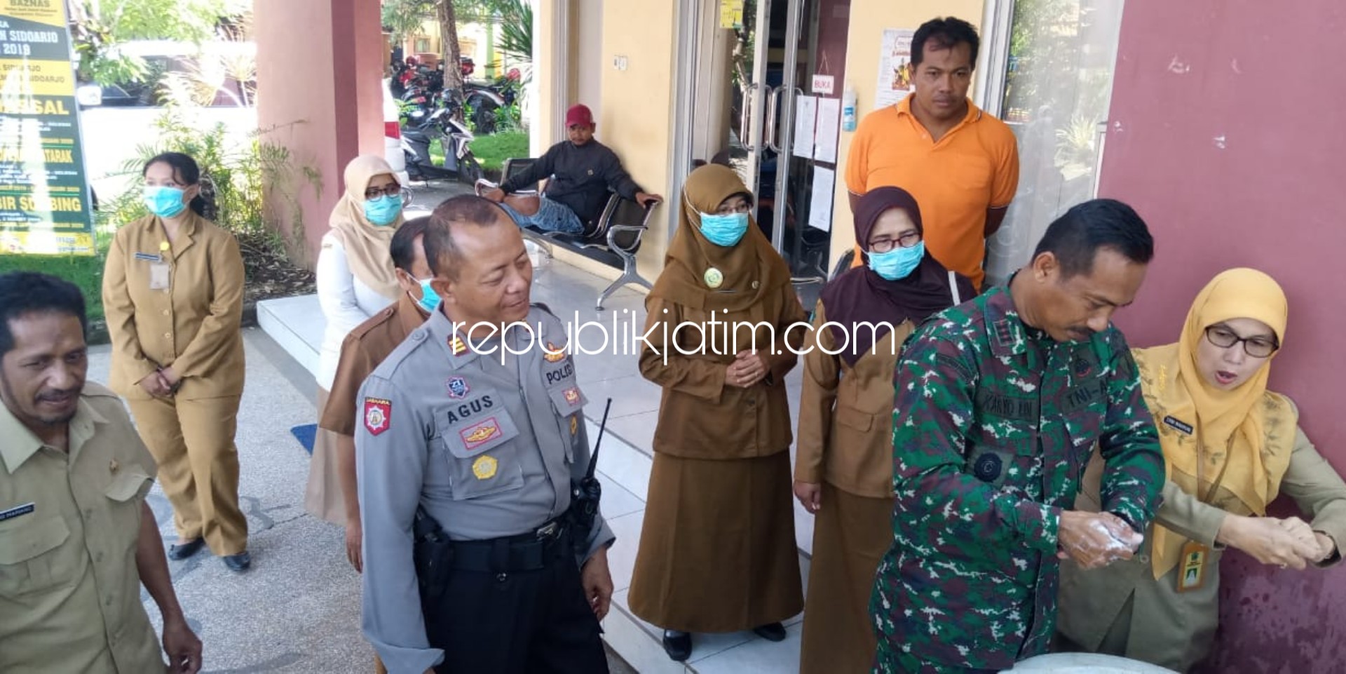 CUCI TANGAN - Forkopimpka Tanggulangin menggelar sosialisasi tata cara mencuci tangan yang bersih dan benar, Senin (23/03/2020).