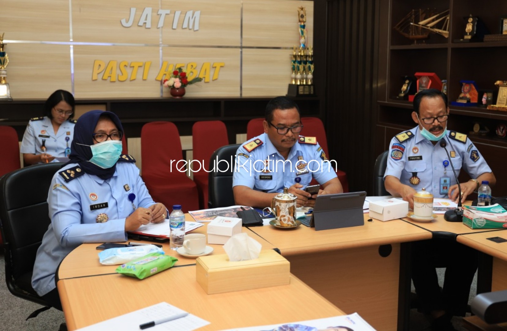 RAKOR - Kakanwil Kemenkumham Jatim Krismono usai mengikuti rakor dengan Sekjen Kemenkumham RI soal penetapan 7 Lapas sebagai tempat pertolongan pertama warga binaan berstatus ODP, Senin (23/03/2020).