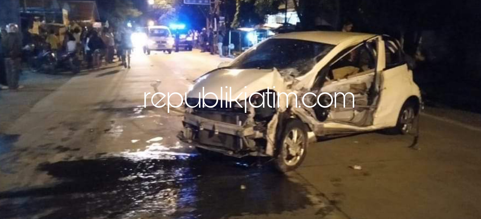 HANCUR - Mobil Honda Brio bernopol L 1746 J yang dikendarai 6 penumpang oleng menabrak pagar Balai Desa Kebaron, Kecamatan Tulangan, Sidoarjo mengakibatkan seorang tewas di lokasi kejadian dan 5 penumpang lain terluka, Selasa (23/03/2021) dini hari.