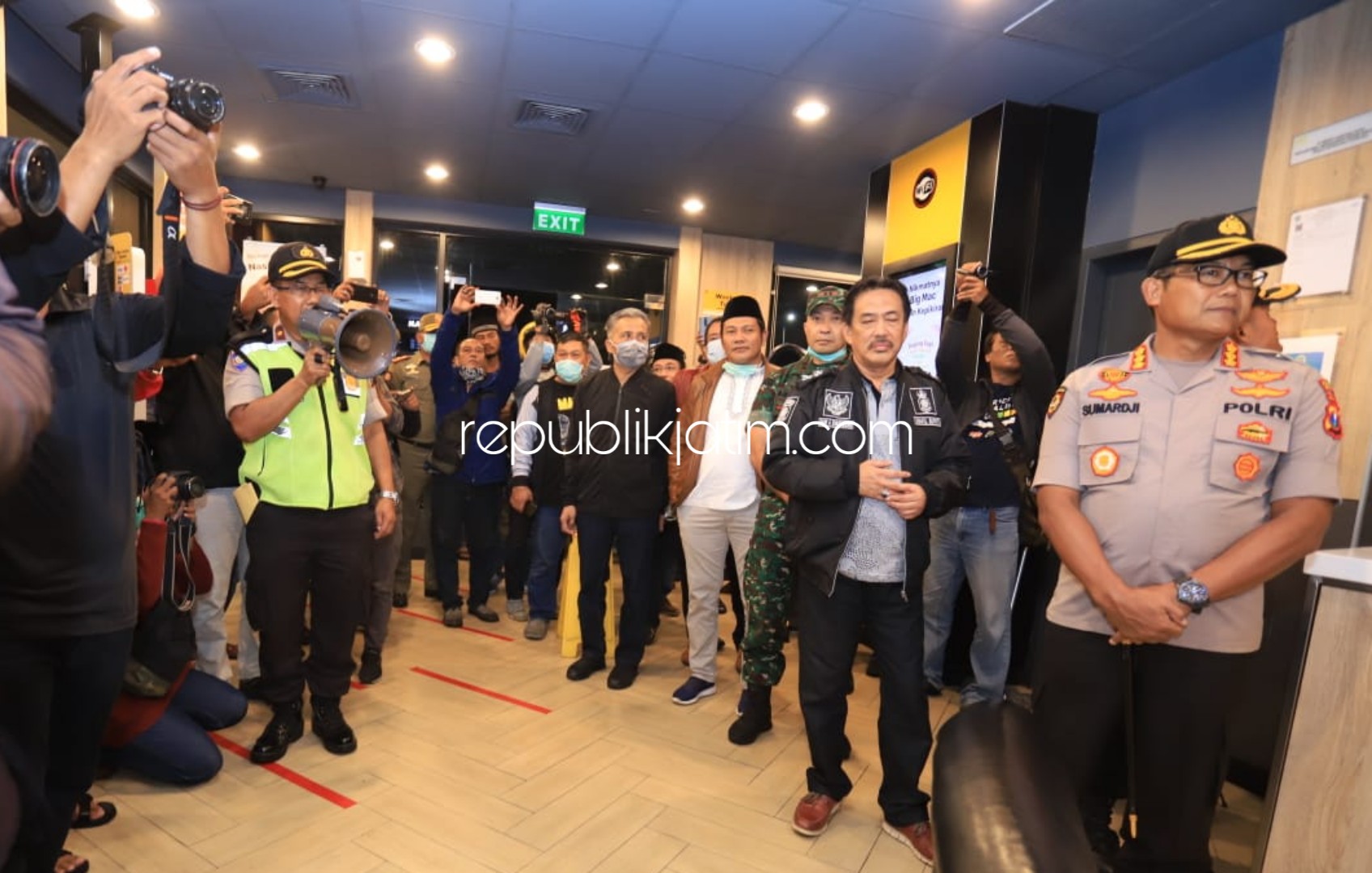 RAZIA - Kapolresta Sidoarjo Kombes Pol Sumardji, Wabup Sidoarjo Nur Ahmad Syaifuddin, Dandim 0816 Letkol Inf M Iswan Nusi, Ketua DPRD Usman beserta jajaran menggelar razia tempat hiburan malam, kafe, warung dan rumah makan di Sidoarjo, Senin (23/03/2020).