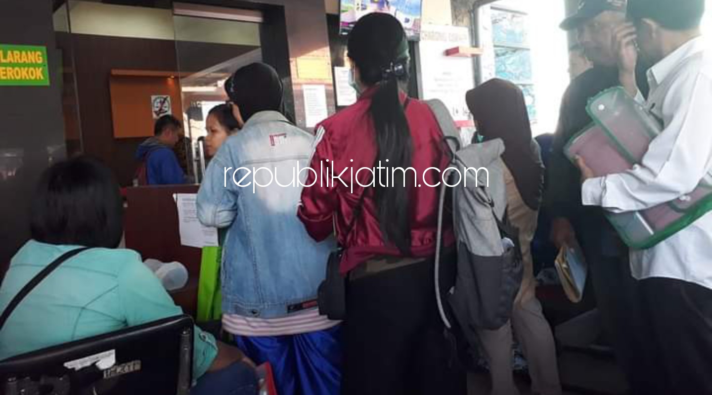 ANTRE - Ratusan warga masih mengantre di Kantor Dispendukcapil Pemkab Sidoarjo untuk antre pengurusan kependudukan, Selasa (23/03/2021).