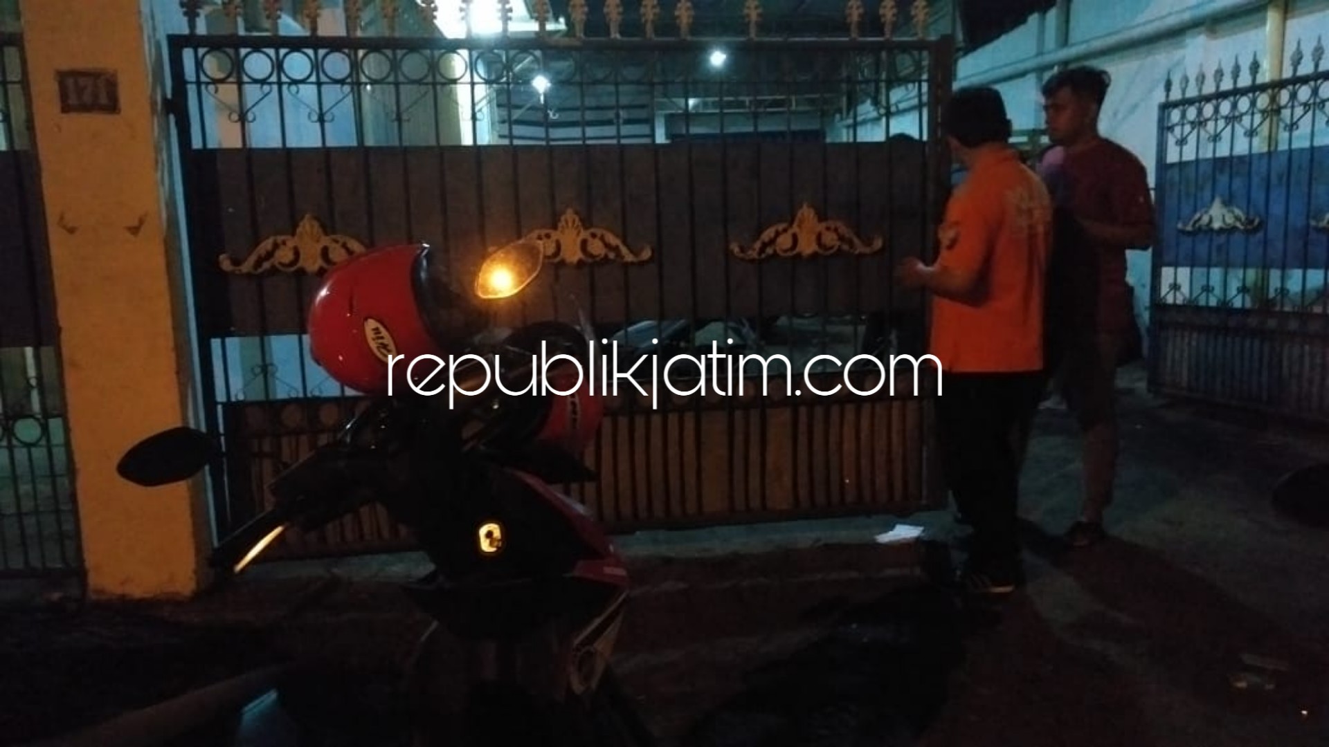 PERAMPOKAN - Sebuah toko milik Roni (50) di JL Ki Hajar Dewantoro Kelurahan/Kecamatan Krian, Sidoarjo yang disatroni sekawanan perampok bersenjatakan pistol dan parang, Sabtu (23/03/2019) malam.