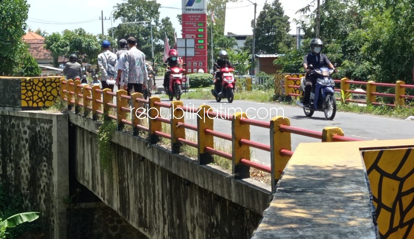 JEMBATAN TUA - Sejumlah staf Teknis Kantor PPK Propinsi Jawa Timur, Balai Besar Pelaksanaan Jalan Nasional VIII di Madiun mengecek Jembatan Asem Buntung Jl MT Haryono, Ponorogo yang akan bangun dan diperlebar tahun ini, Rabu (24/03/2021).