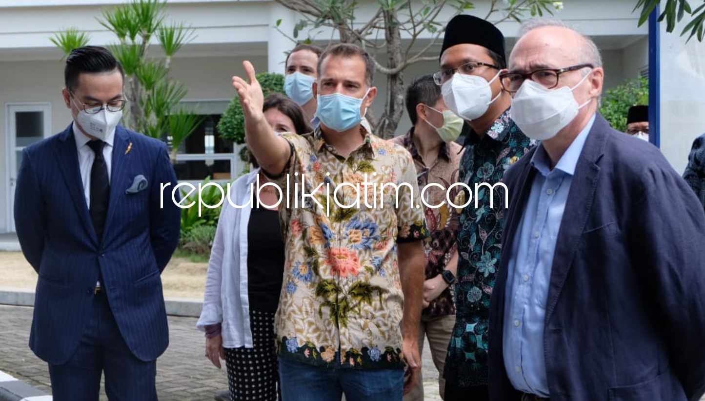 KUNJUNGAN - Bupati Sidoarjo, Ahmad Muhdlor Ali (Gus Muhdlor) mendampingi kunjungan Duta Besar Prancis, Oliver Chambart ke PT Maqpro Biotech Indonesia di Desa Jiken, Kecamatan Tulangan, Sidoarjo, Kamis (25/03/2021).