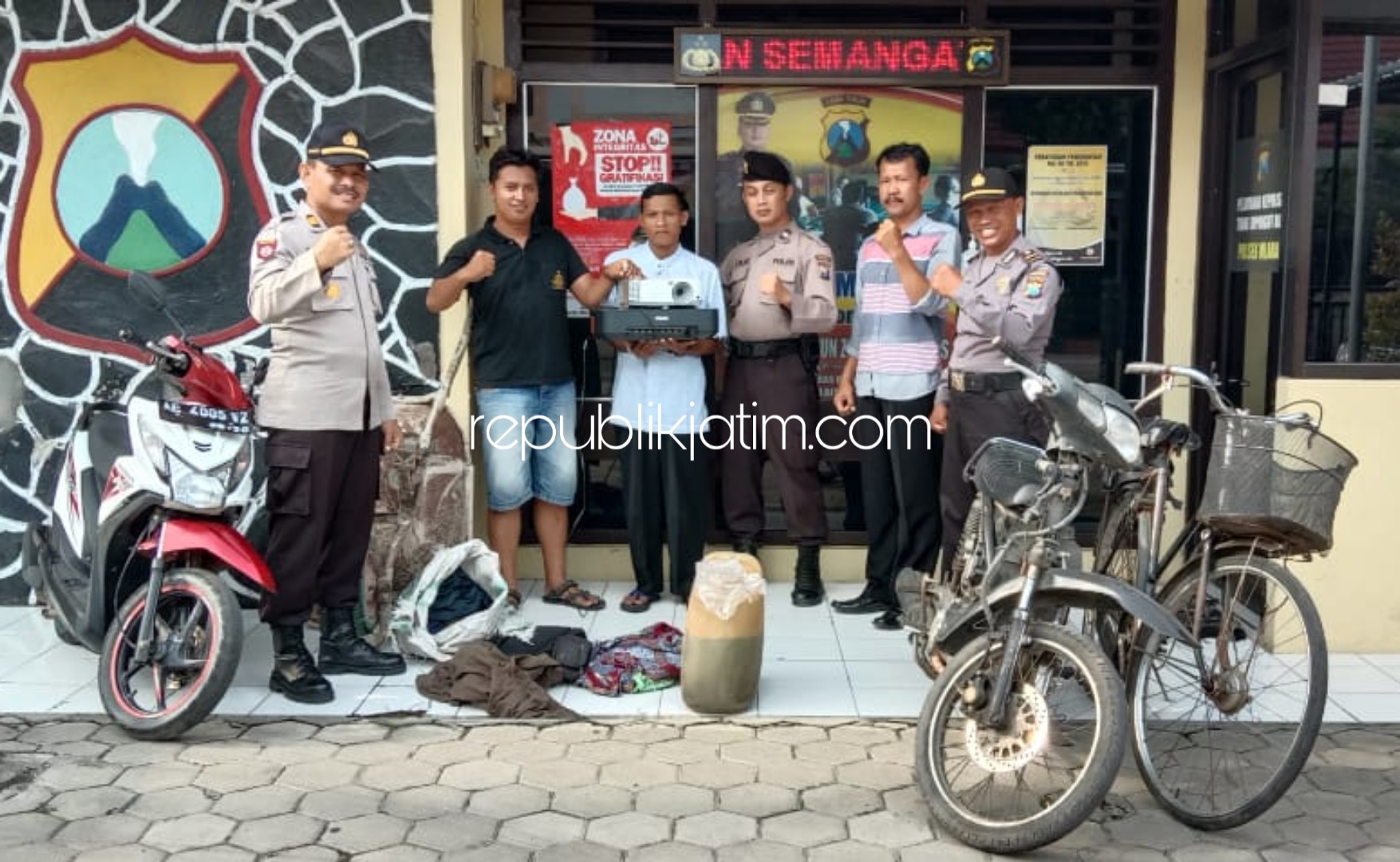 SPESIALIS - Polisi mengamankan tersangka spesialis pembobolan sekolah dan ruko, Mohammad Muhlis dan rekannya Narimo yang masih menjadi DPO polisi beserta barang buktinya di Polsek Mlarak, Rabu (25/03/2020).