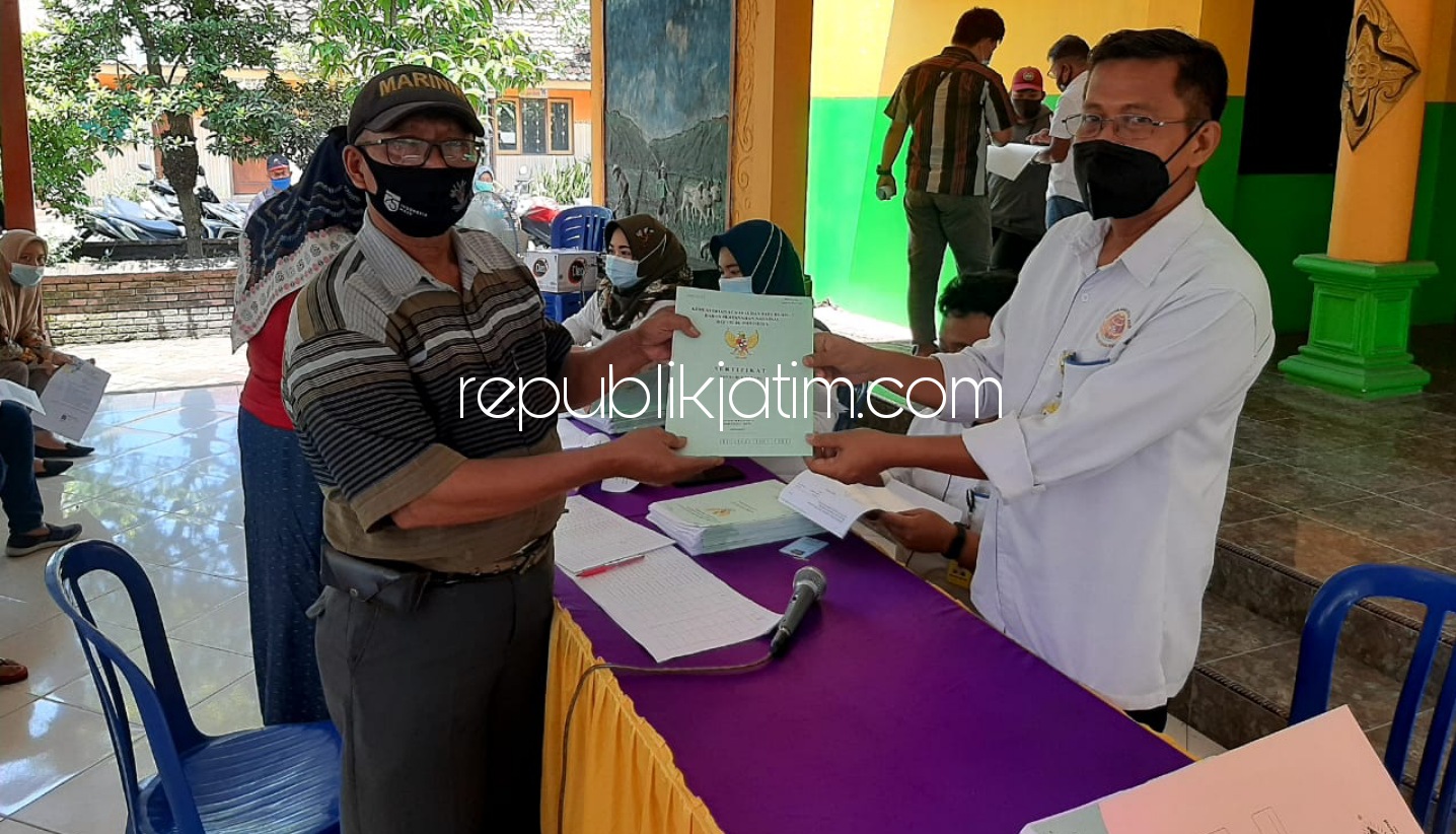 PEMBAGIAN - Warga Desa Watutulis, Kecamatan Prambon, Sidoarjo menerima pembagian sertifikat tanah program PTSL dari BPN Sidoarjo didampingi perangkat desa Watutulis di balai desa setempat, Rabu (24/03/2021).