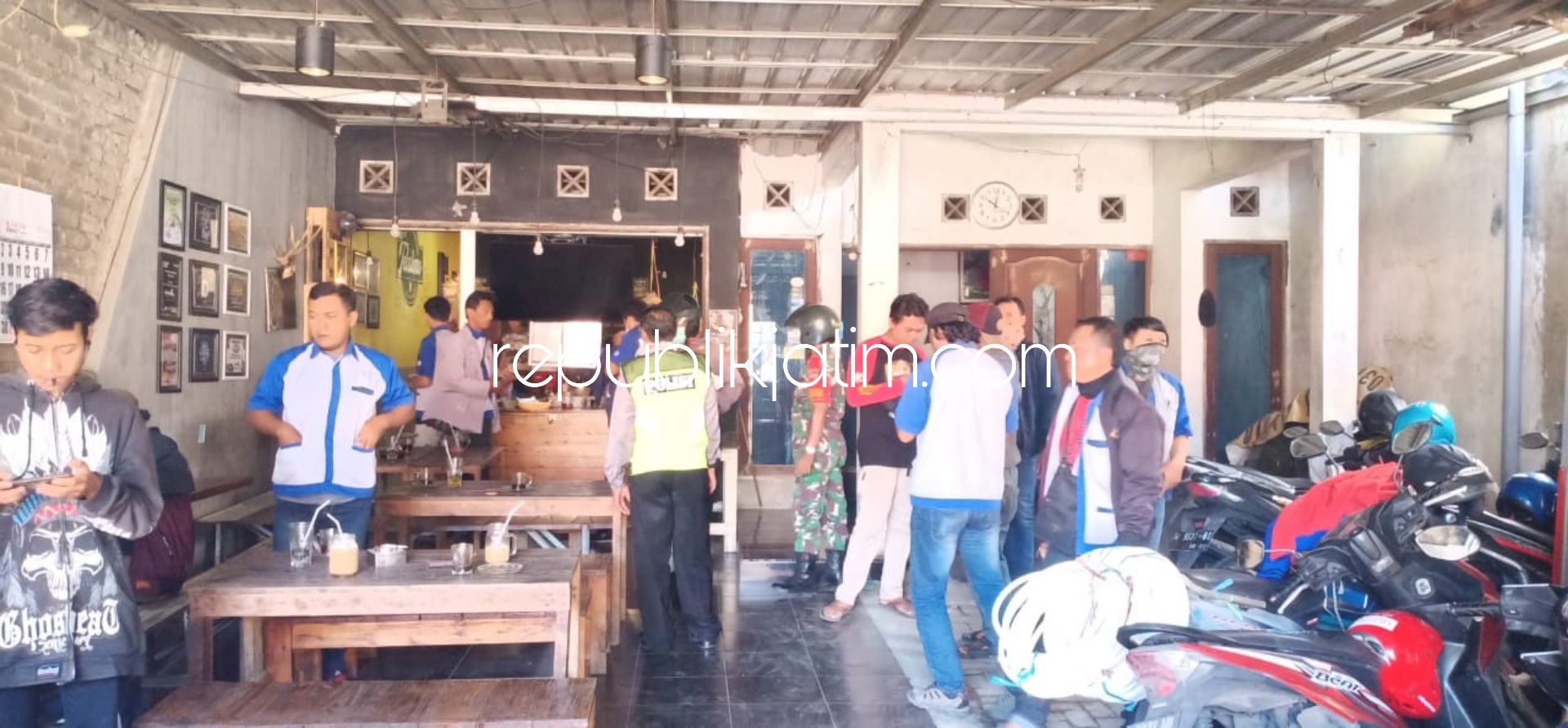 BUBARKAN - Sejumlah petugas gabungan Polsek, Koramil dan Satpol PP Taman membubarkan warga yang berkerumun di sejumlah warung kopi (Warkop), Kamis ( 26/03/2020).