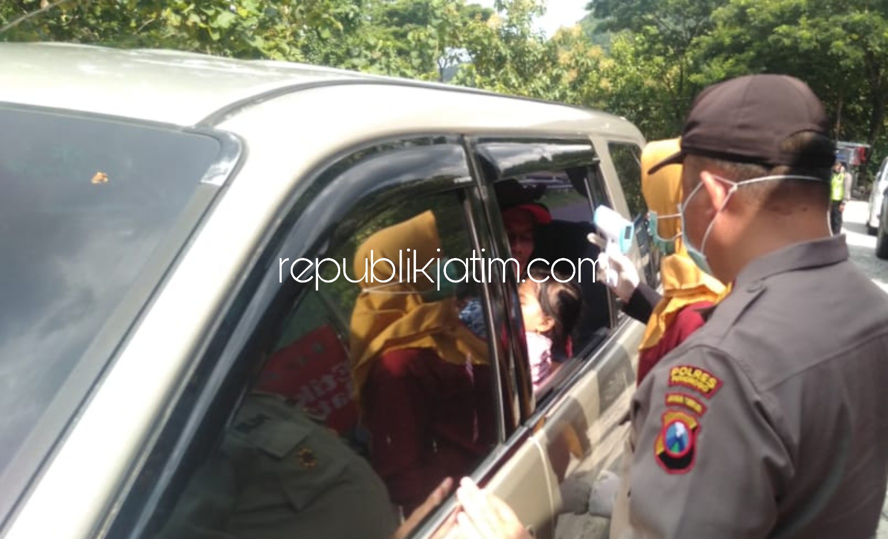 PERIKSA - Petugas gabungan memeriksa para pengguna jalan yang hendak masuk ke Ponorogo di wilayah perbatasan Ponorogo-Trenggalek, tepatnya di Desa Pangkal, Kecamatan Sawoo, Ponorogo, Kamis (26/03/2020).