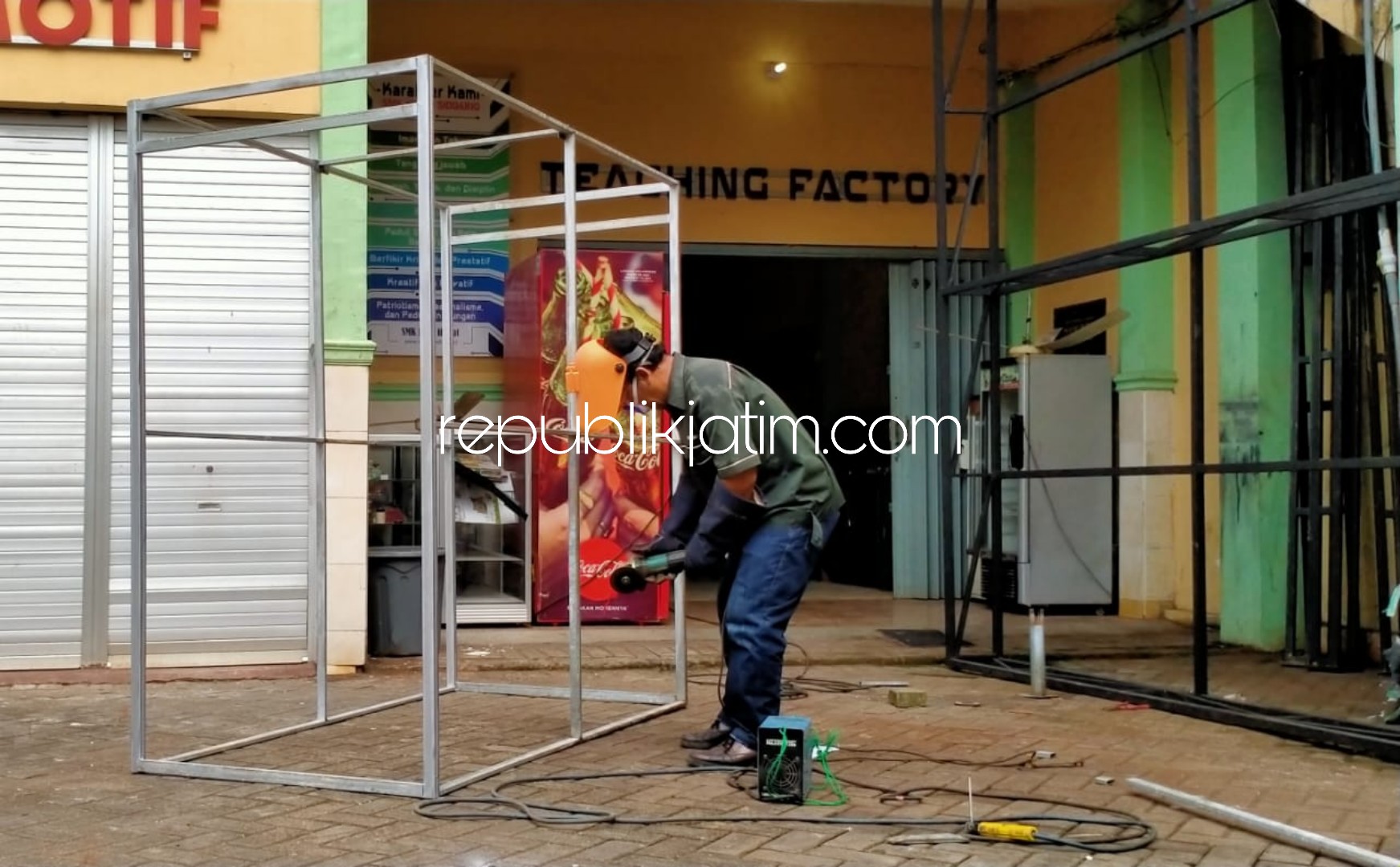 PRODUKSI - Sejumlah siswa SMK YPM 8 Sidoarjo mulai memproduksi Room Screening di bengkel sekolahnya sebagai upaya membantu pemerintah memerangi penyebaran virus Corona (Covid-19), Jumat (27/03/2020).