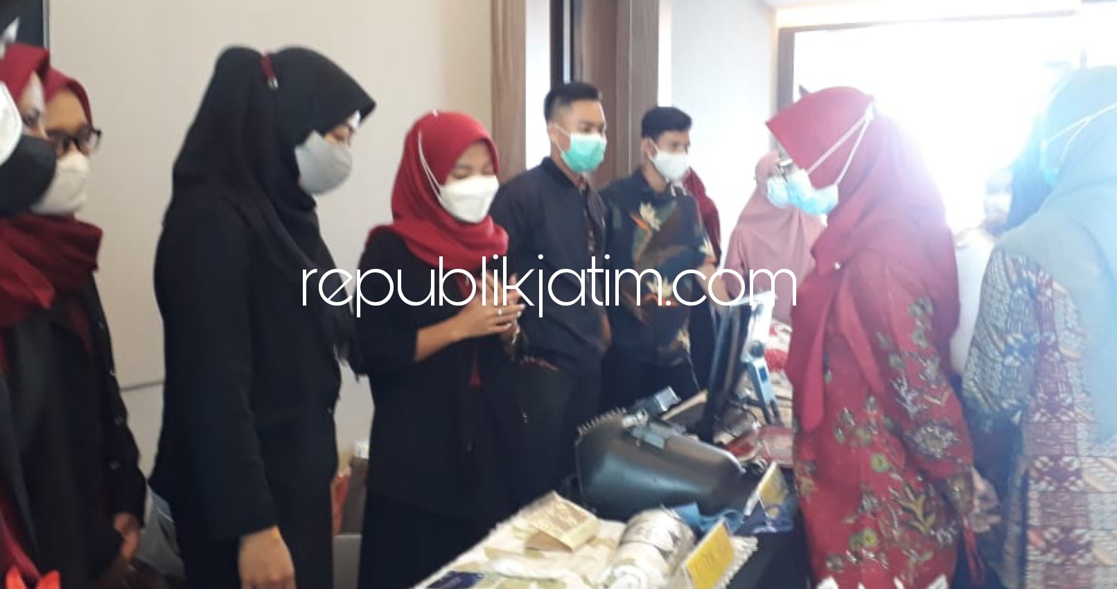 STAN - Stan Prodi Akuntansi Umsida untuk pengunjung yang ingin mendapatkl informasi mengenai sistem di Prodi Akuntansi saat Ekpose Kelitbangan Daerah Tahun 2021 di Hotel Aston Sidoarjo, Kamis (25/03/2021) kemarin. 