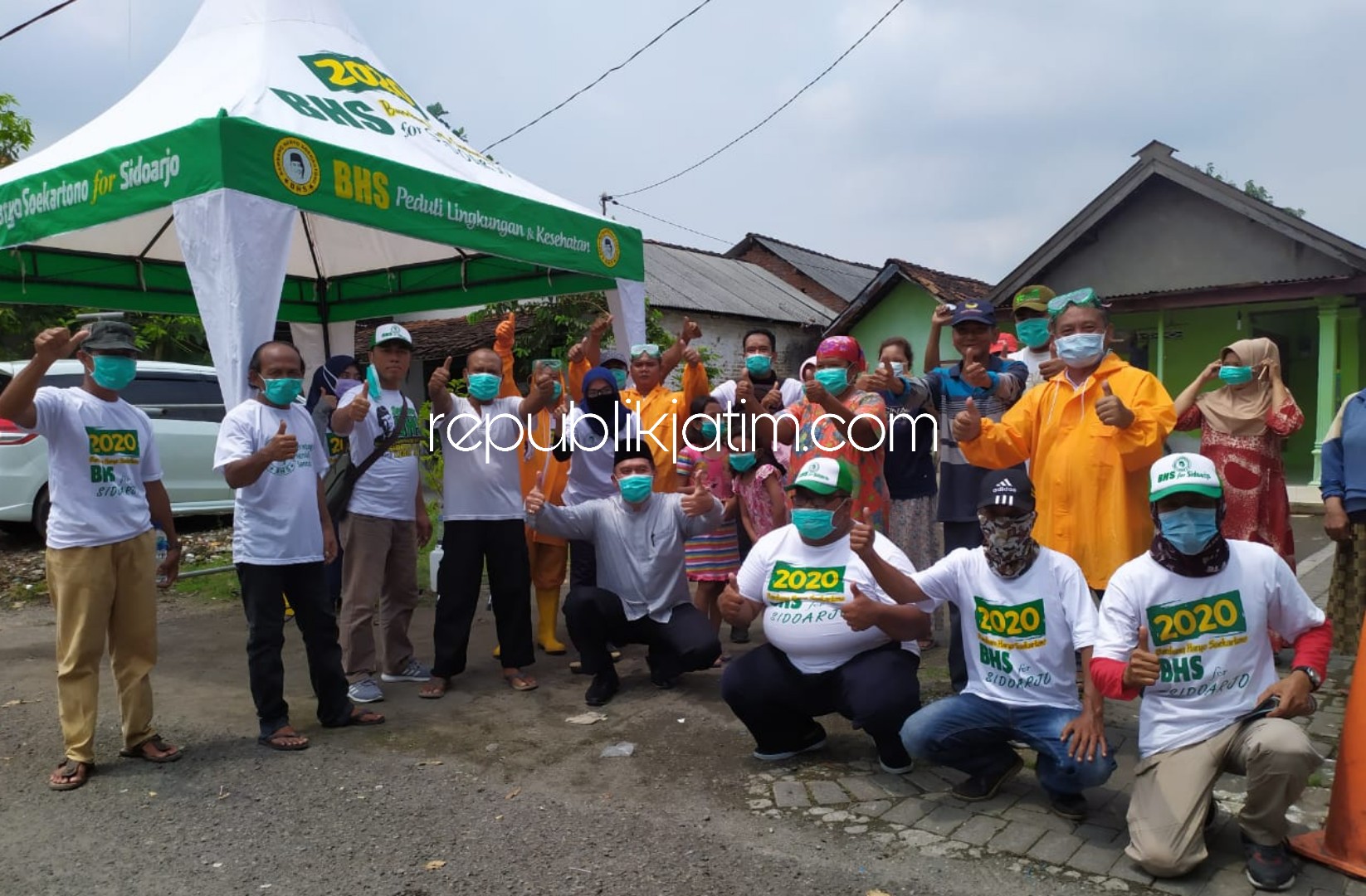 BAGI MASKER - Bacabup Sidoarjo, Bambang Haryo Soekartono bersama timnya membagikan ratusan masker dan menyemprotkan disinfektan ke rumah warga, musala dan balai pertemuan di Desa Popoh, Kecamatan Wonoayu, Sidoarjo, Sabtu (28/03/2020).