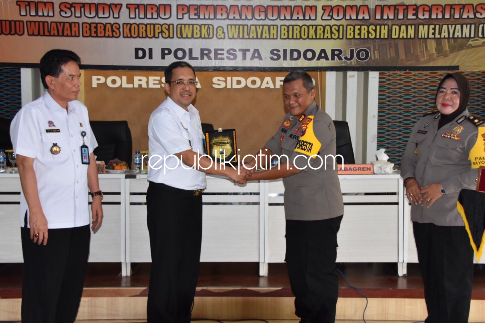 BELAJAR - Sejumlah pejabat Kemenkum HAM belajar pelayanan publik dan Zona Integrasi (ZI) ke Polresta Sidoarjo disambut Waka Polresta Sidoarjo, AKBP M Anggi Naulifar Siregar, Rabu (27/03/2019).