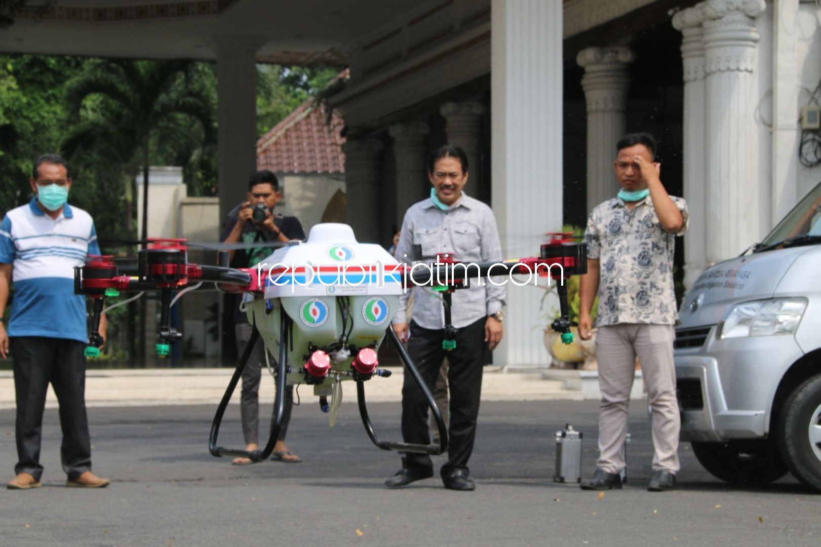DRONE - Wabup Sidoarjo, Nur Ahmad Syaifuddin menyaksikan penyemprotan disinfektan menggunakan drone di sejumlah tempat umum, Sabtu (28/03/2020).