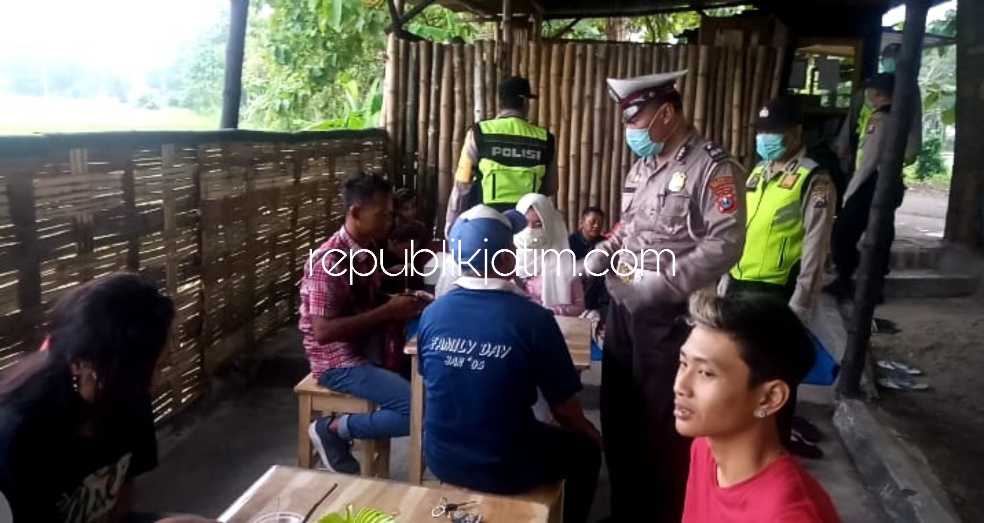 TUTUP - Petugas Polsek Tanggulangin menutup paksa dua Warkop di Desa Ketapang dan Desa Kludan, Kecamatan Tanggulangin, Sidoarjo karena tak menghiraukan peringatan petugas, Sabtu (28/03/2020).