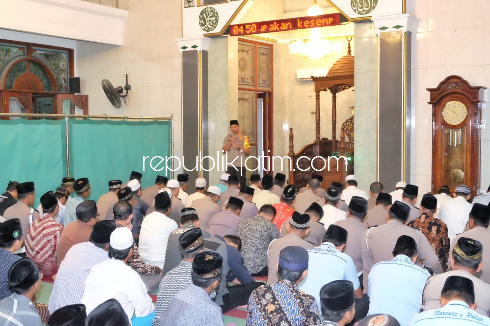 JAMAAH SUBUH - Kapolresta Sidoarjo, Kombes Pol Zain Dwi Nugroho mengajak anggota dan masyarakat memakmurkan masjid melalui Subuh berjamaah seperti di Masjid Nurul Huda, Dusun Luwung, Desa Sarirogo, Kecamatan/Sidoarjo, Kamis (28/03/2019).