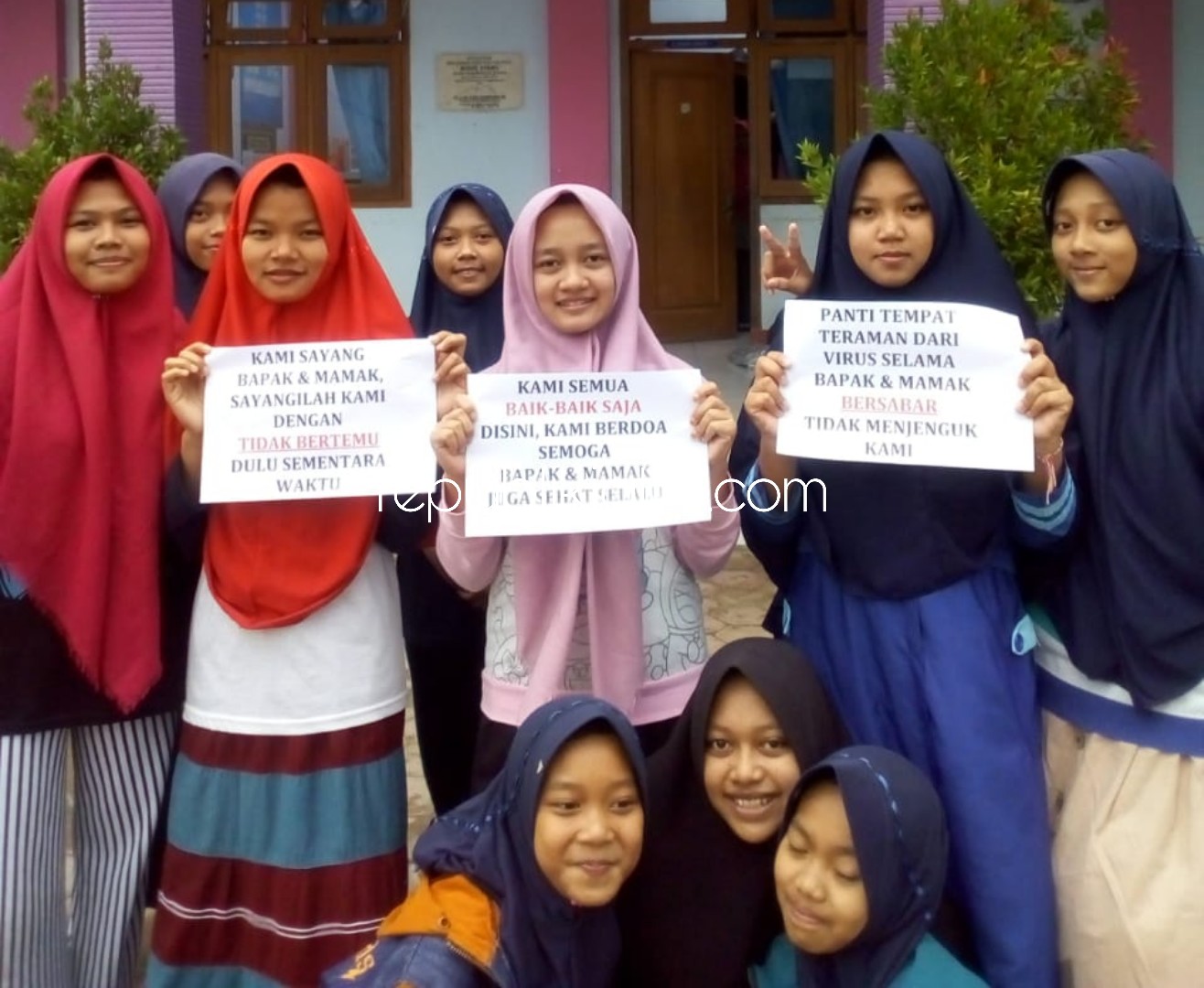 KOMITMEN - Anak-anak Panti Nurus Syamsi Bungkal sepakat tidak mau dikunjungi orang tua selama pandemi virus Corona dengan menuliskan komitmen di pamflet, Jumat (27/03/2020).