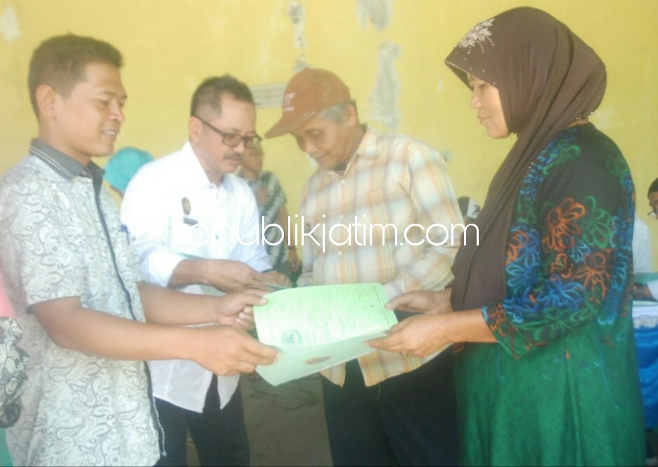 PEMBAGIAN - Ratusan warga Desa Blimbing, Kecamatan Gurah, Kabupaten Kediri menerima sertifikat dari BPN Kediri di kantor balai desa setempat, Rabu (28/03/2018).