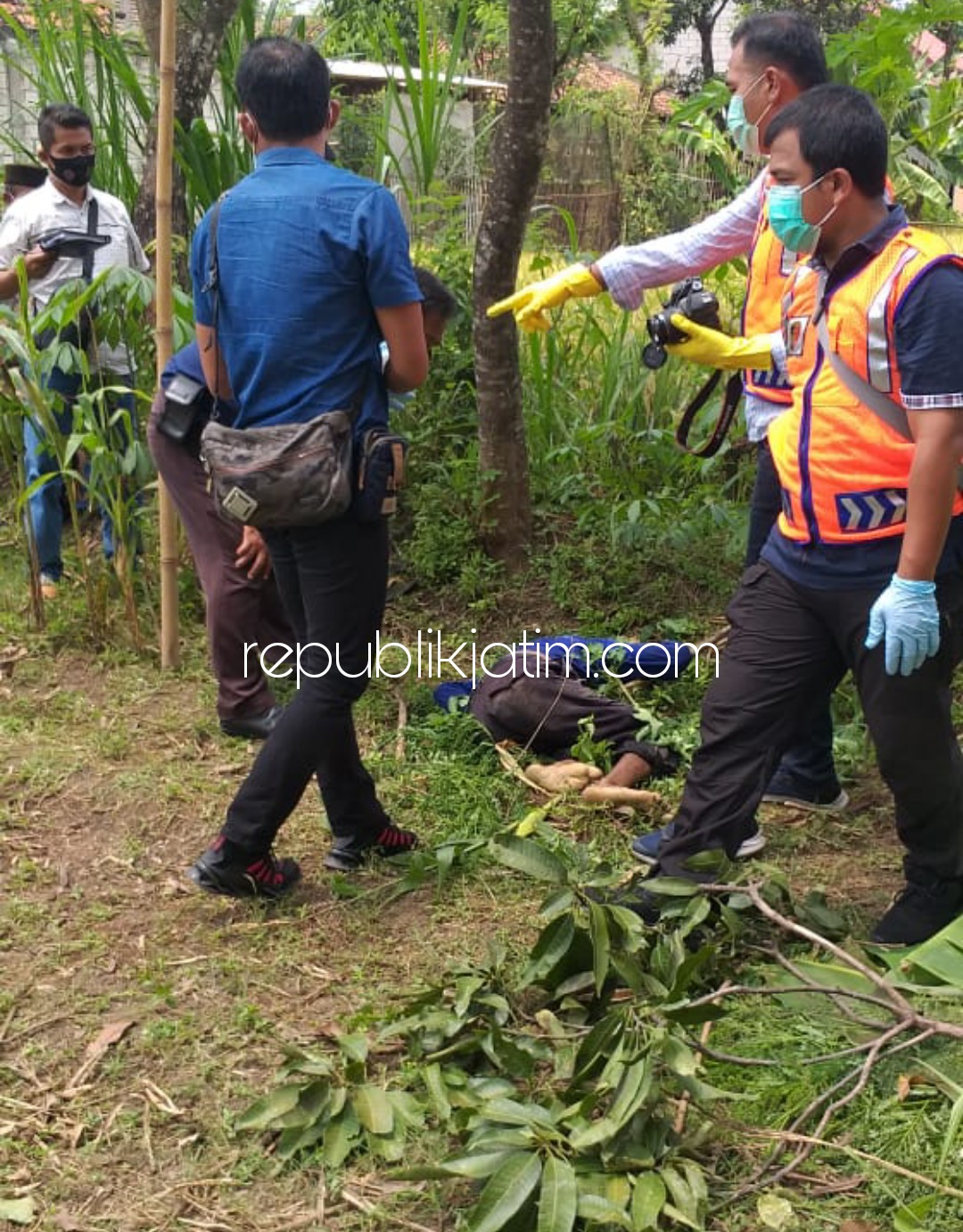 OLAH TKP - Para petugas kepolisian saat menggelar olah TKP jatuhnya Sukarman di bawah pohon Lamtoro Dusun Nanom, Desa Tosanan, Kecamatan Sumoroto, Ponorogo, Minggu (28/03/2021).