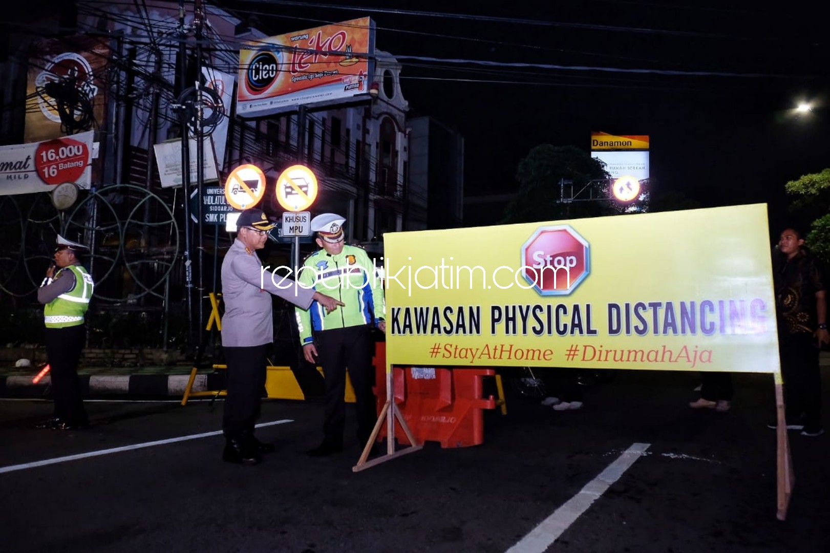 DITUTUP - Sejumlah ruas jalan protokol ditutup untuk menerapkan physical distancing termasuk di perumahan elit Puri Surya Jaya, Gedangan, Sidoarjo, Jumat (27/03/2020).